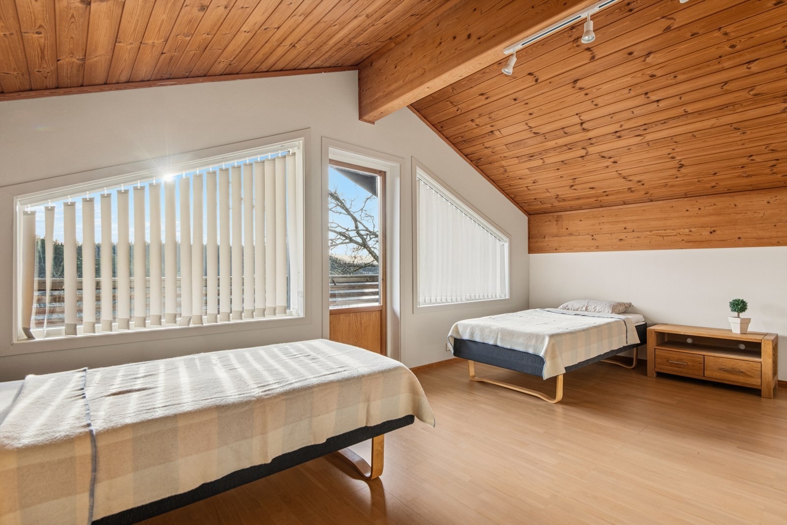 Loftstuen er romslig, har flott utsikt og byr på god plass til både overnattingsmuligheter og sofagruppe. Utgang til altan. Galleribilde