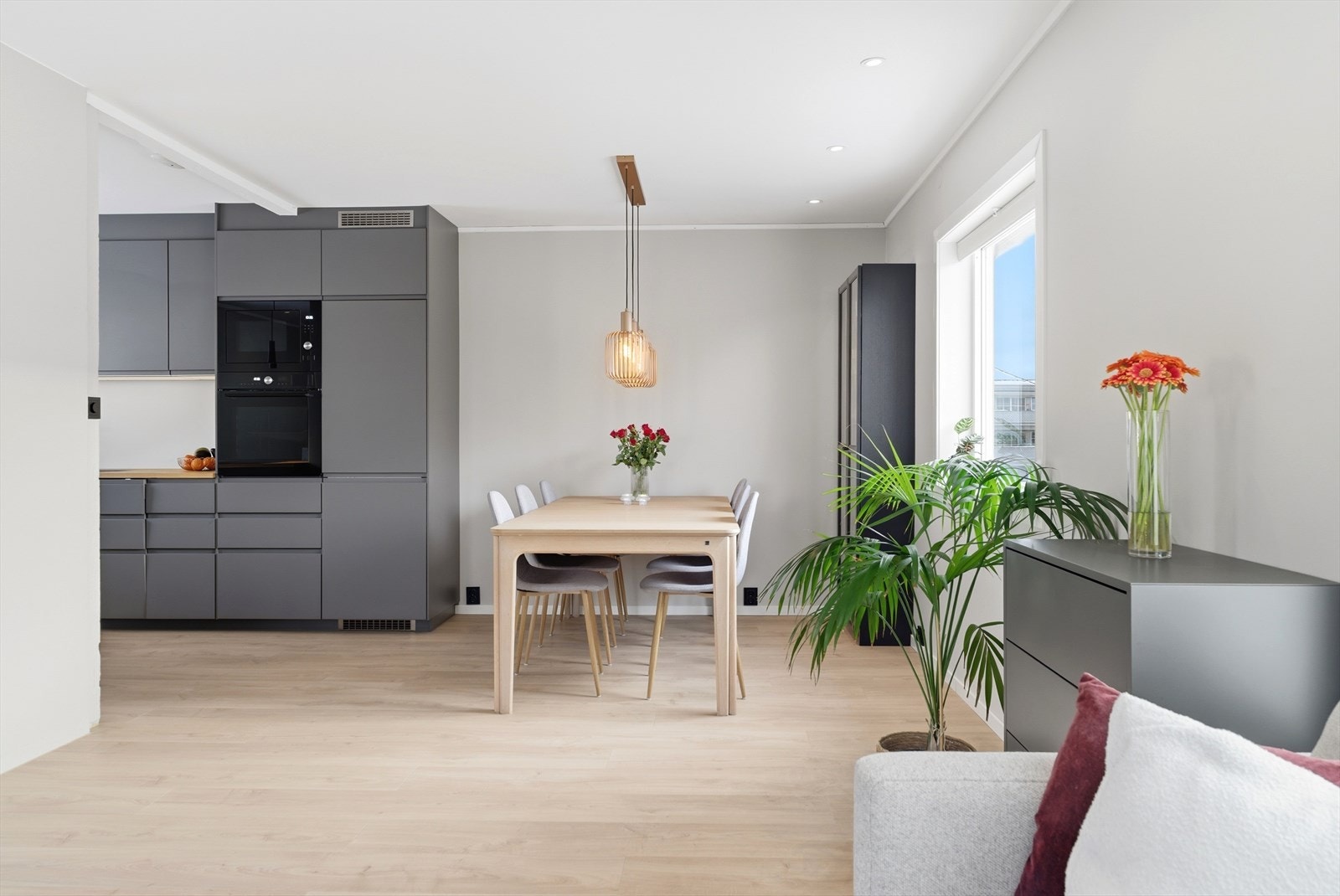 Boligen har gjennomgående delikate farge- og materialvalg. Galleribilde