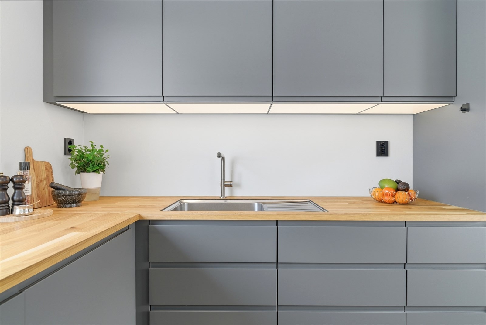 Innredningen har integrerte hvitevarer som medfølger salget, dette inkluderer både komfyr, oppvaskmaskin og kjøleskap. Galleribilde