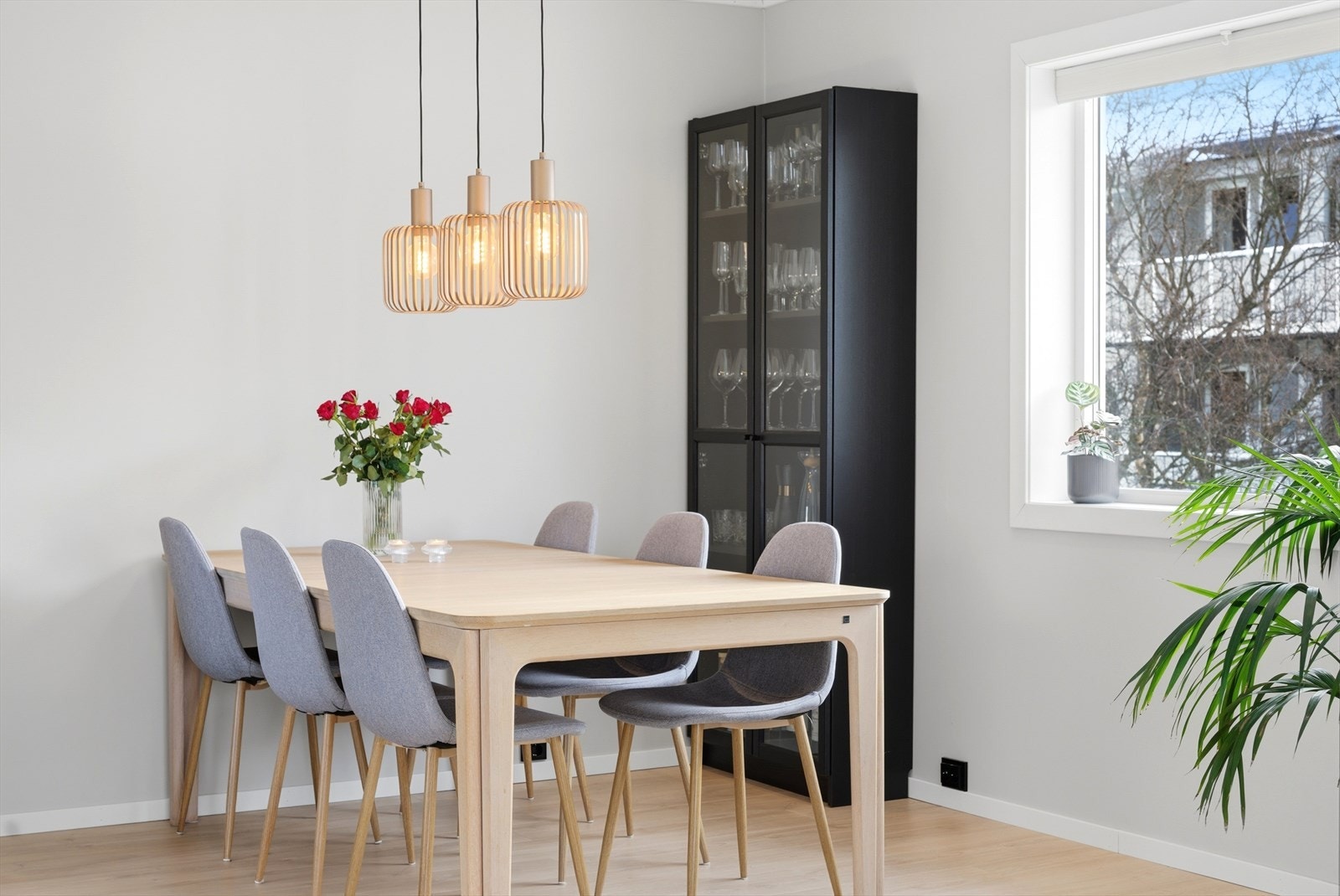 All takbelysning i 2. etasje er smartbelysning og kan styres via app, i tillegg til dimmere på vegg. Galleribilde