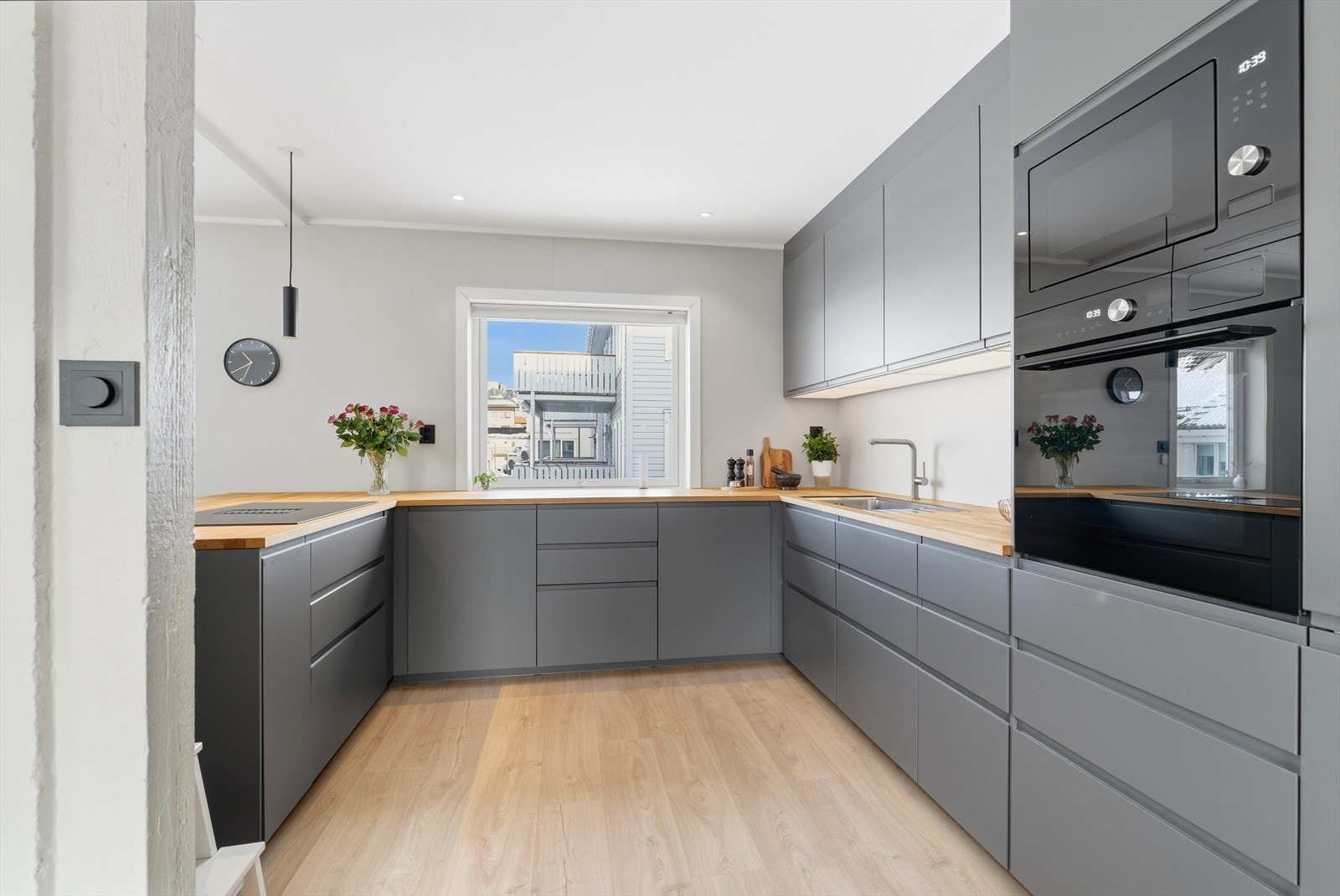 Innredningen har praktisk u-formasjon som gir god arbeidsflyt - både alene og sammen. Galleribilde