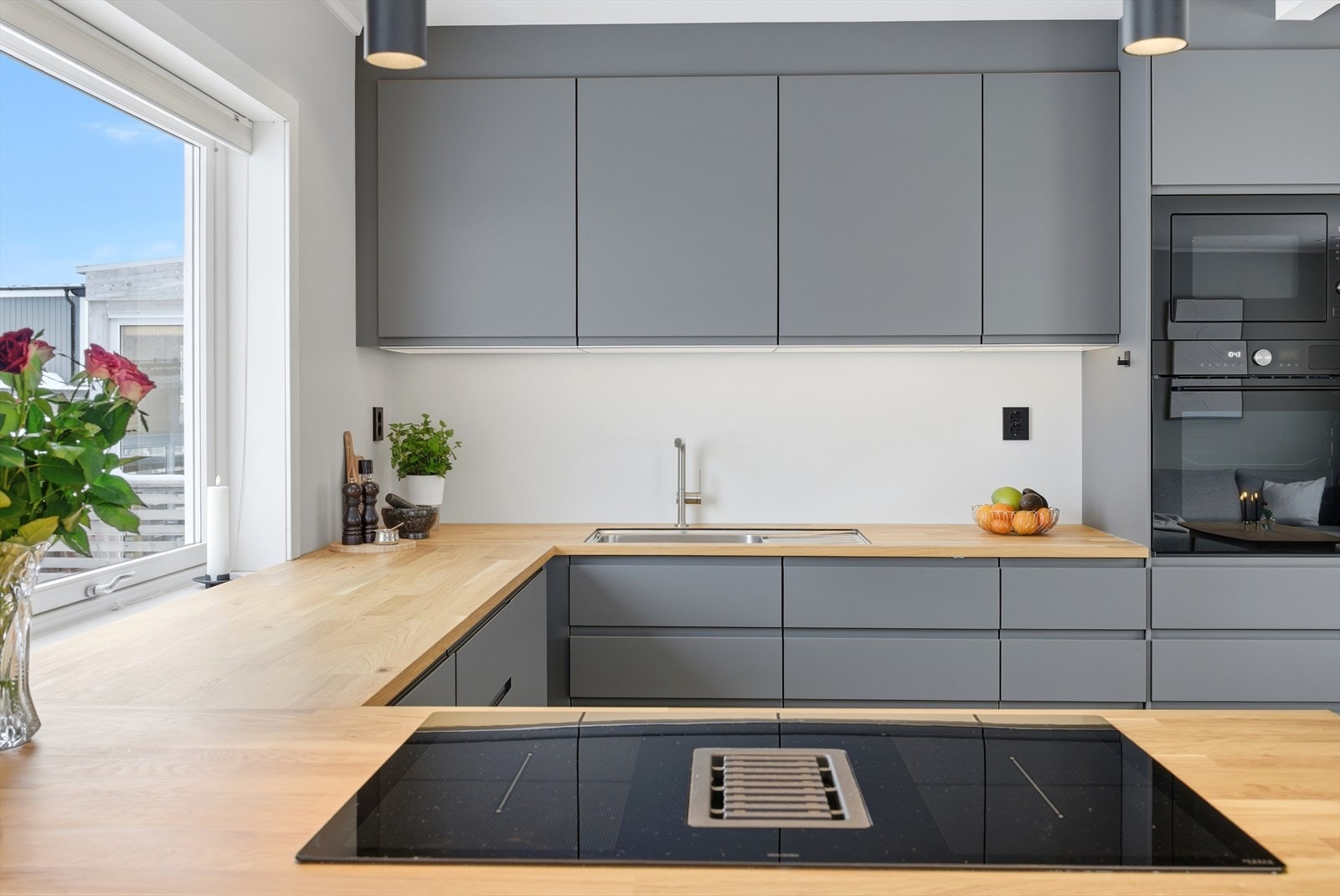 Stekeplaten har integrert kjøkkenventilator med kullfilter. Galleribilde