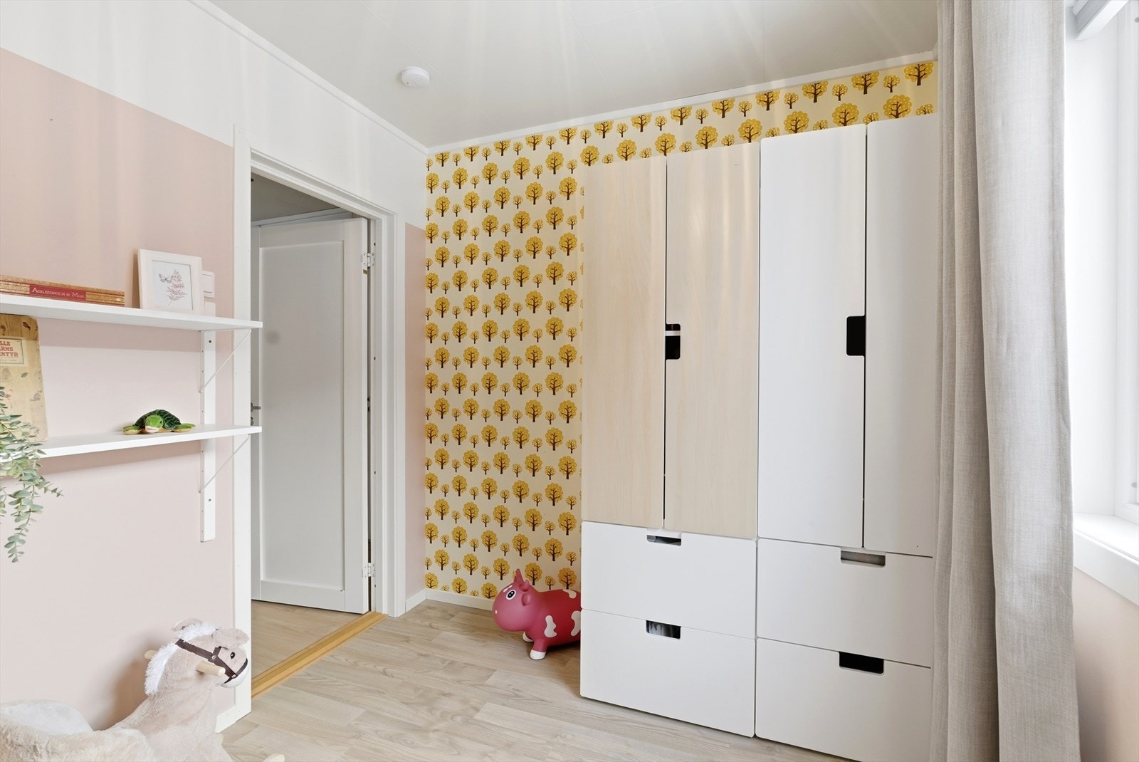 Det minste soverommet er på ca. 8 kvm, og utgjør et ypperlig barnerom, gjesterom eller hjemmekontor. Galleribilde