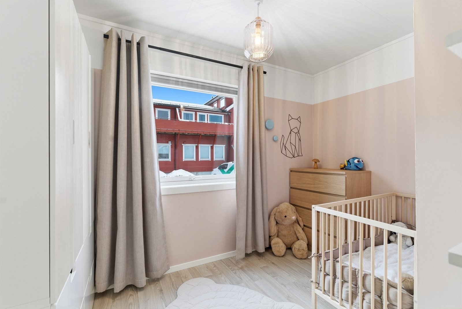 Det minste soverommet er på ca. 8 kvm, og utgjør et ypperlig barnerom, gjesterom eller hjemmekontor. Galleribilde