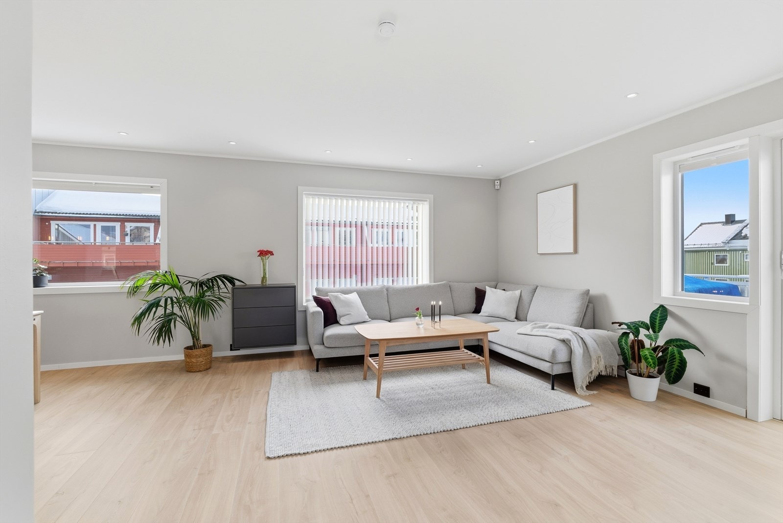 En åpen stue- og kjøkkenløsning utgjør hele 2. etasje, og er oppmålt til 44 kvm. Galleribilde