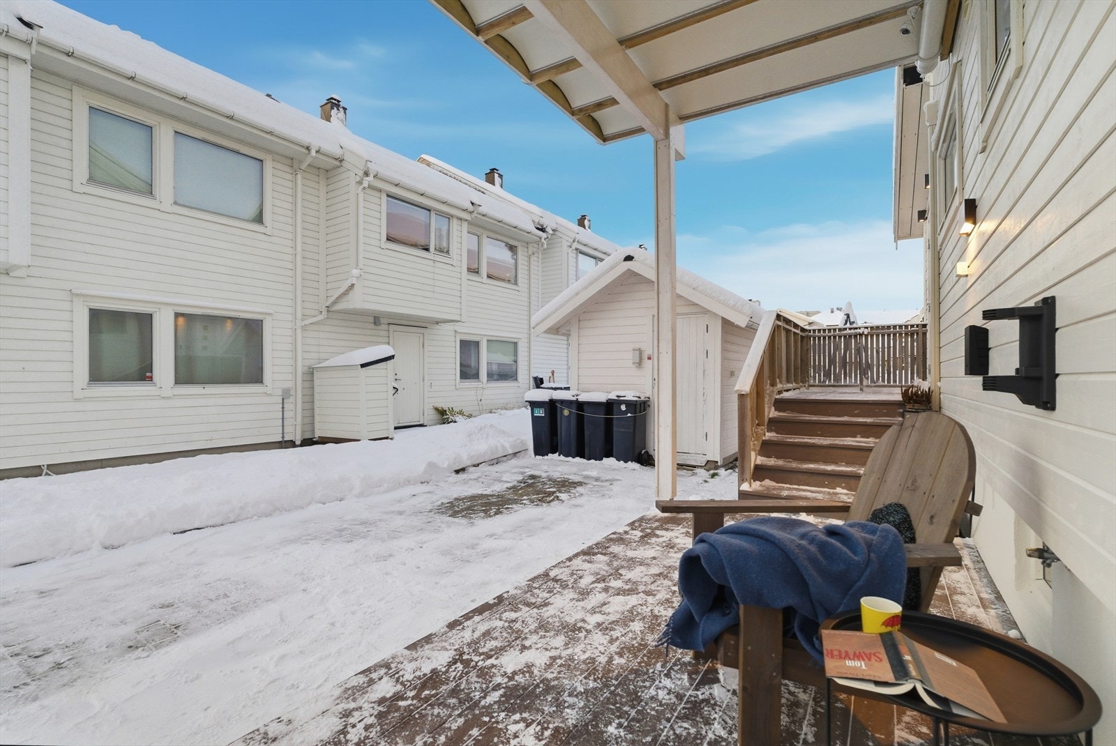 Boligen har et trivelig overbygd inngangsparti, og flere oppstillingsplasser for biler like utenfor døra. Galleribilde