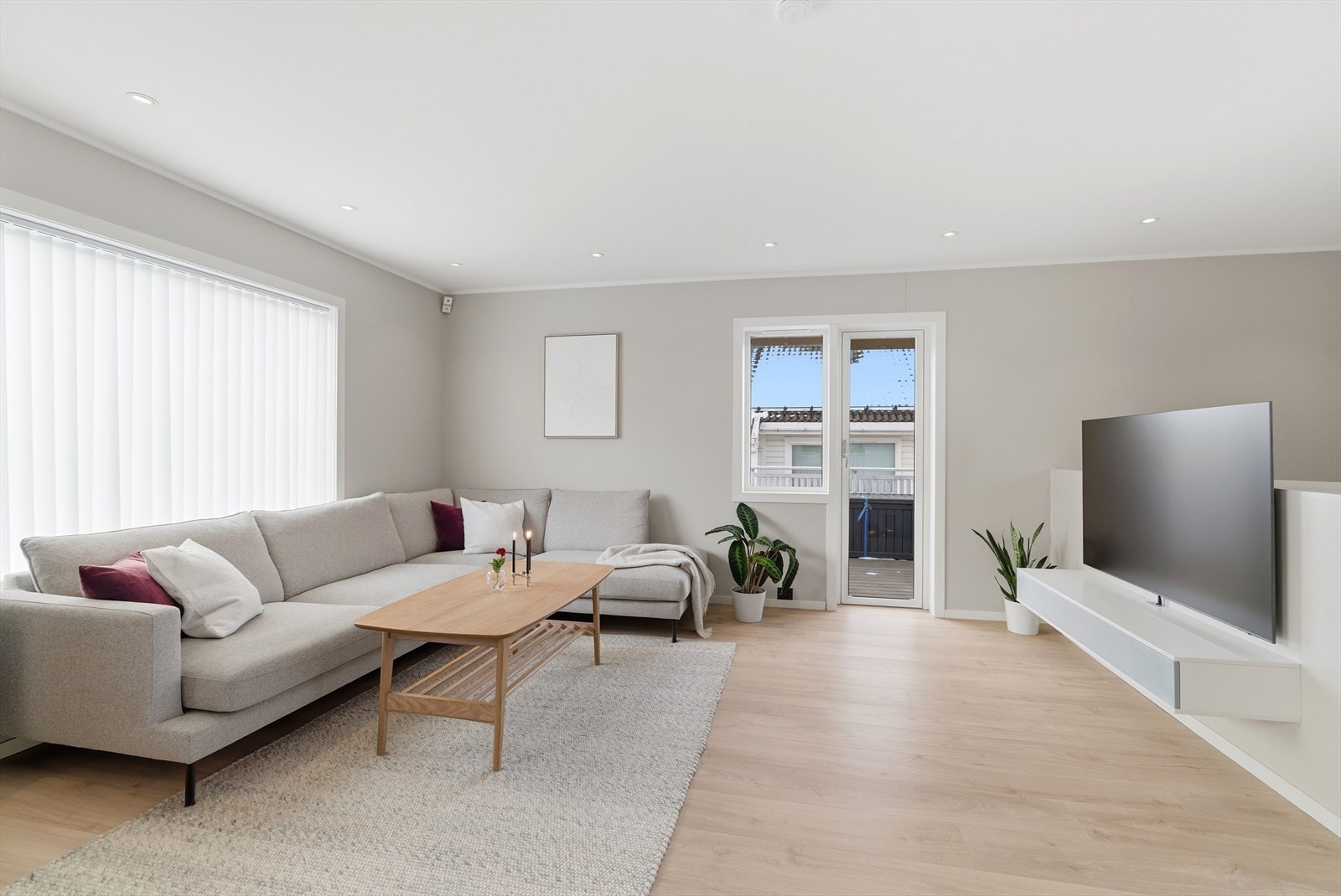 Rommet har utstrakt bruk av spotbelysning, som gir behagelige lysforhold selv på vinterhalvåret, og et rent estetisk uttrykk. Galleribilde