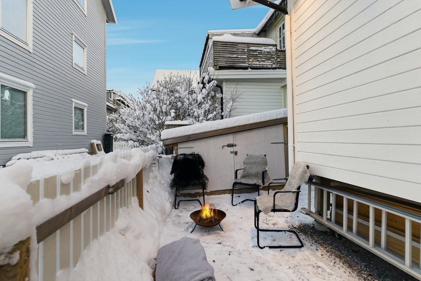 Delen av tomta som ligger mot nord er godt skjermet, og vender ut mot lekeplassen. Galleribilde