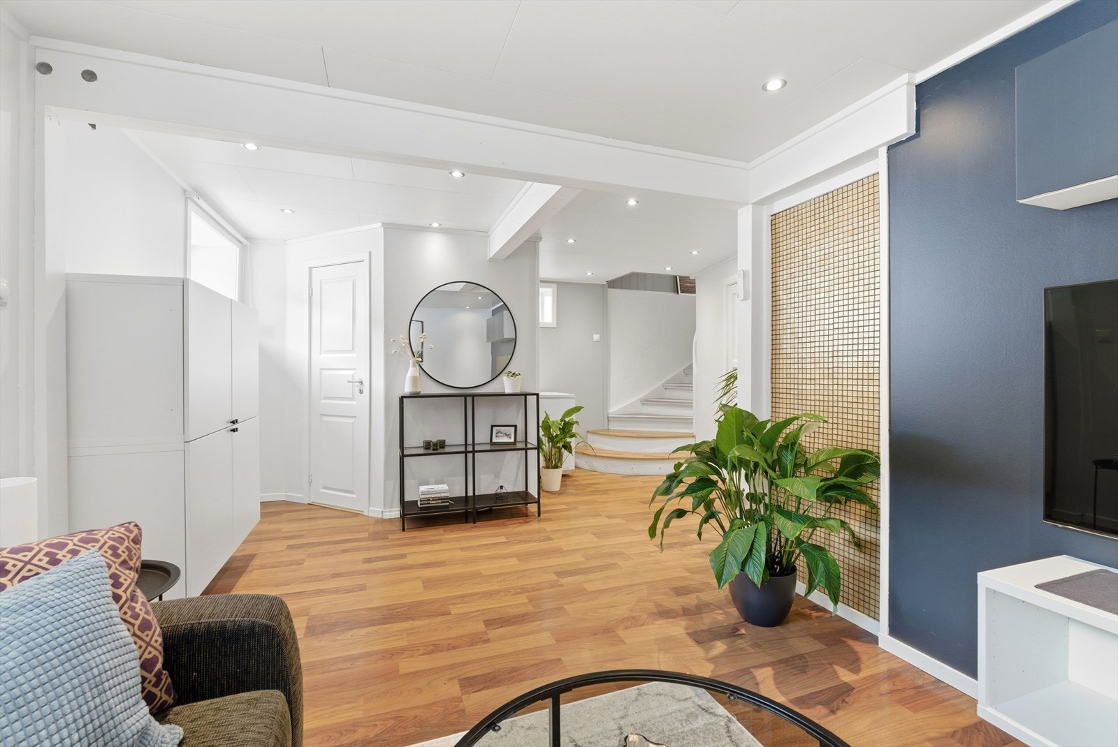 Kjelleretasjen er innredet med kjellerstue, bod, vaskerom og toalettrom. Endringene er søknadspliktige tiltak og ikke omsøkt. Galleribilde