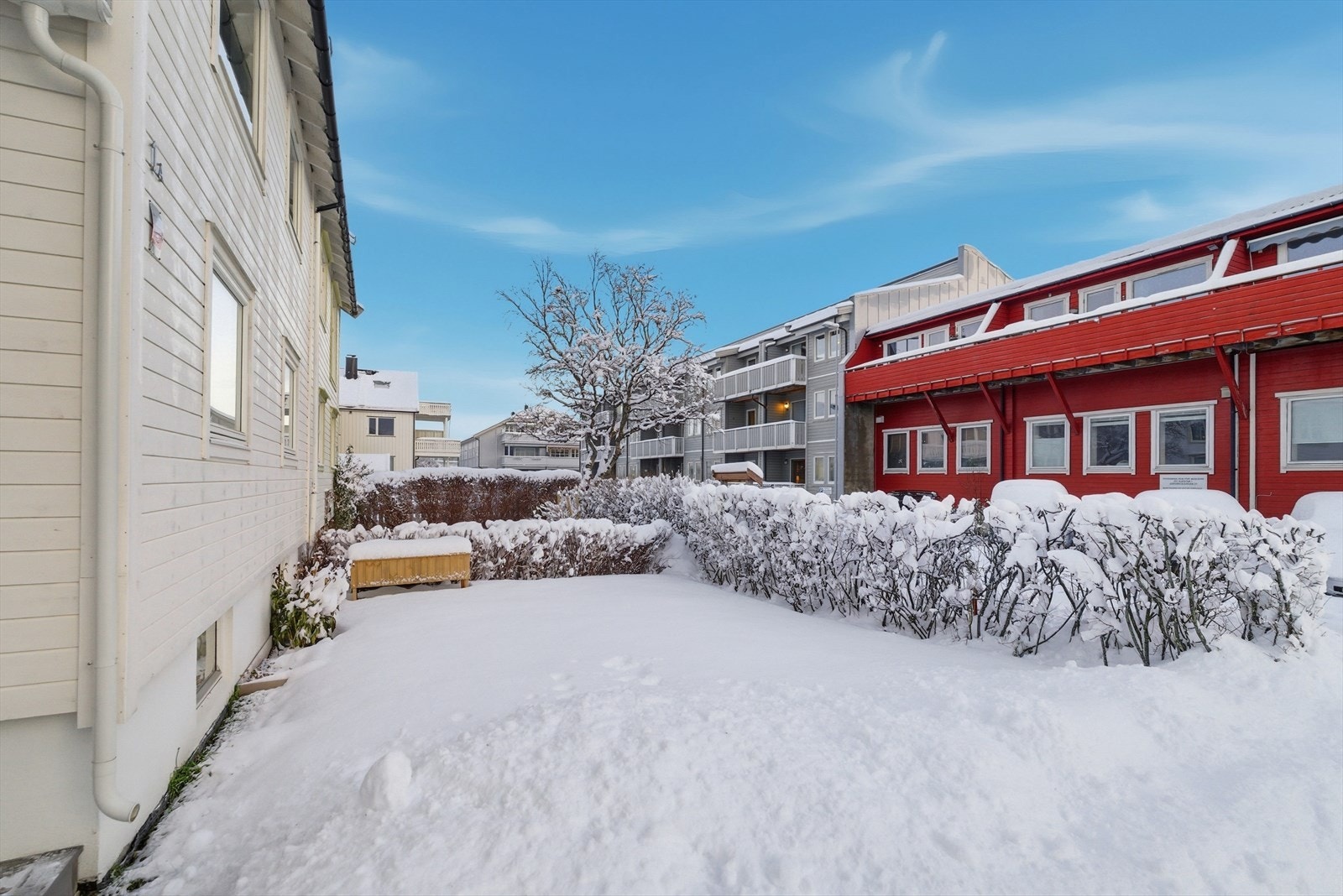 Tomten mot sør består i all hovedsak av hage og innkjørsel, mot en lite traffikert sidegate. Galleribilde