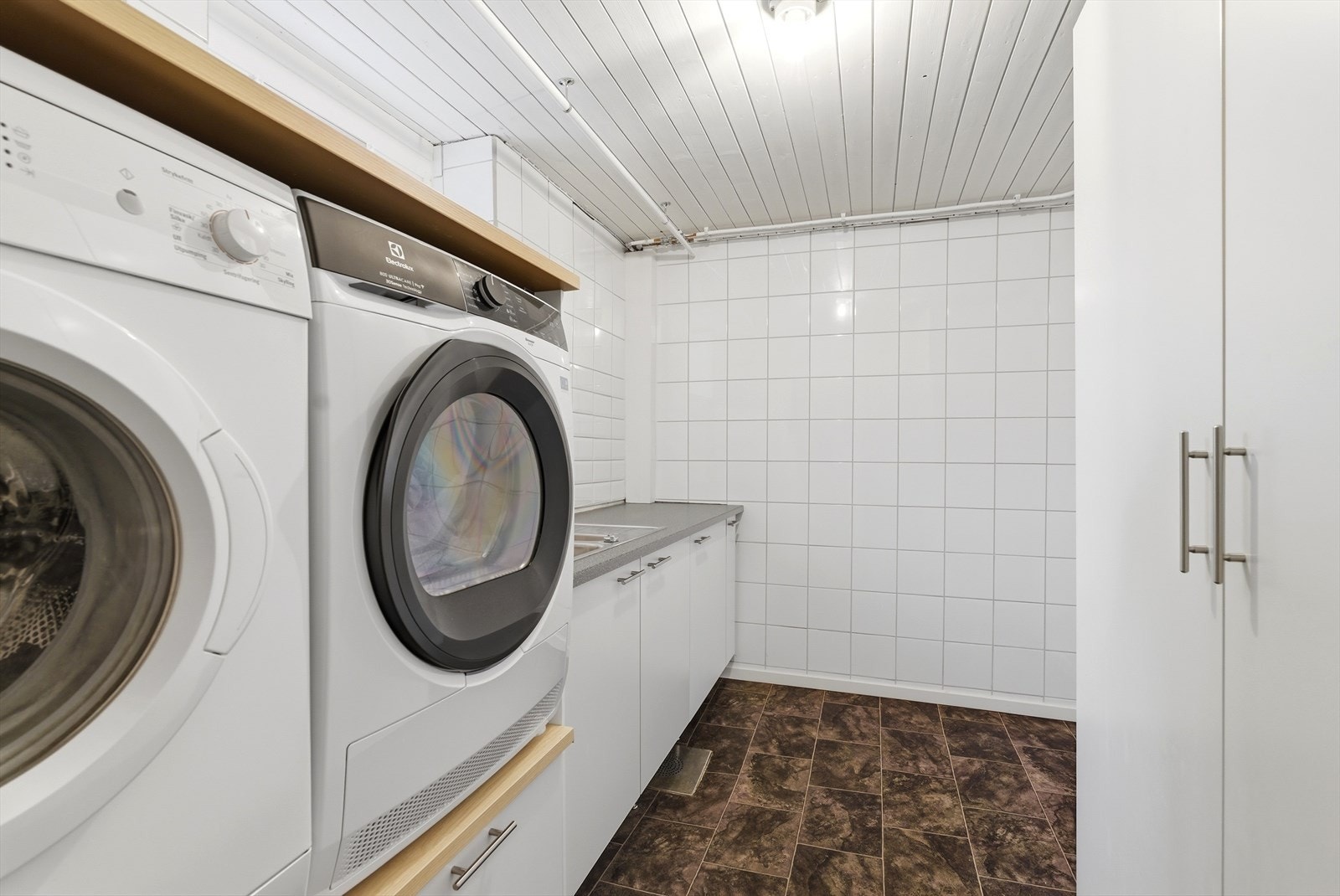 Vaskerommet er av eldre og enklere standard, men har nyere innredning og bidrar til rikelig med lagringsplass. Galleribilde