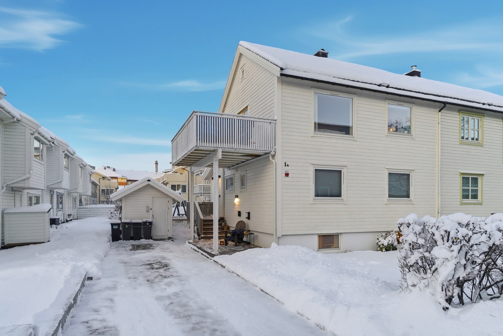 Velkommen til Småtindveien 1A - en innbydende og ivaretatt familiebolig over tre plan. Galleribilde