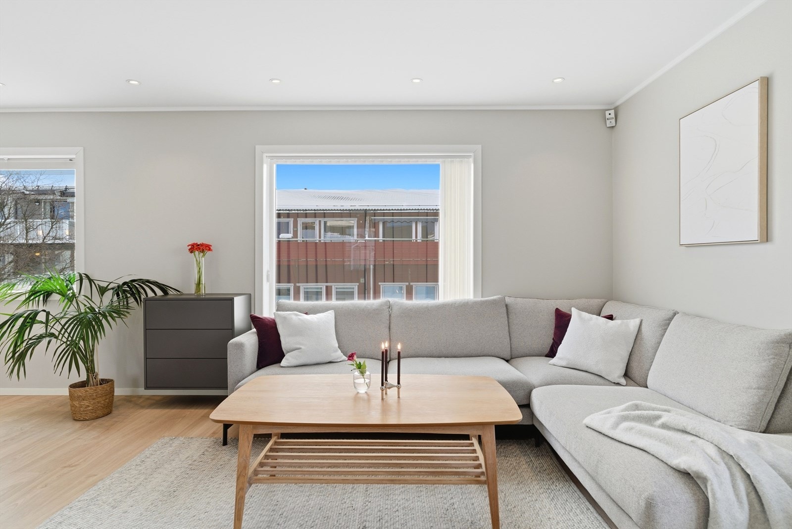 Rommet har store vindusflater mot tre himmelretninger, som bader rommet i naturlig lys. Galleribilde