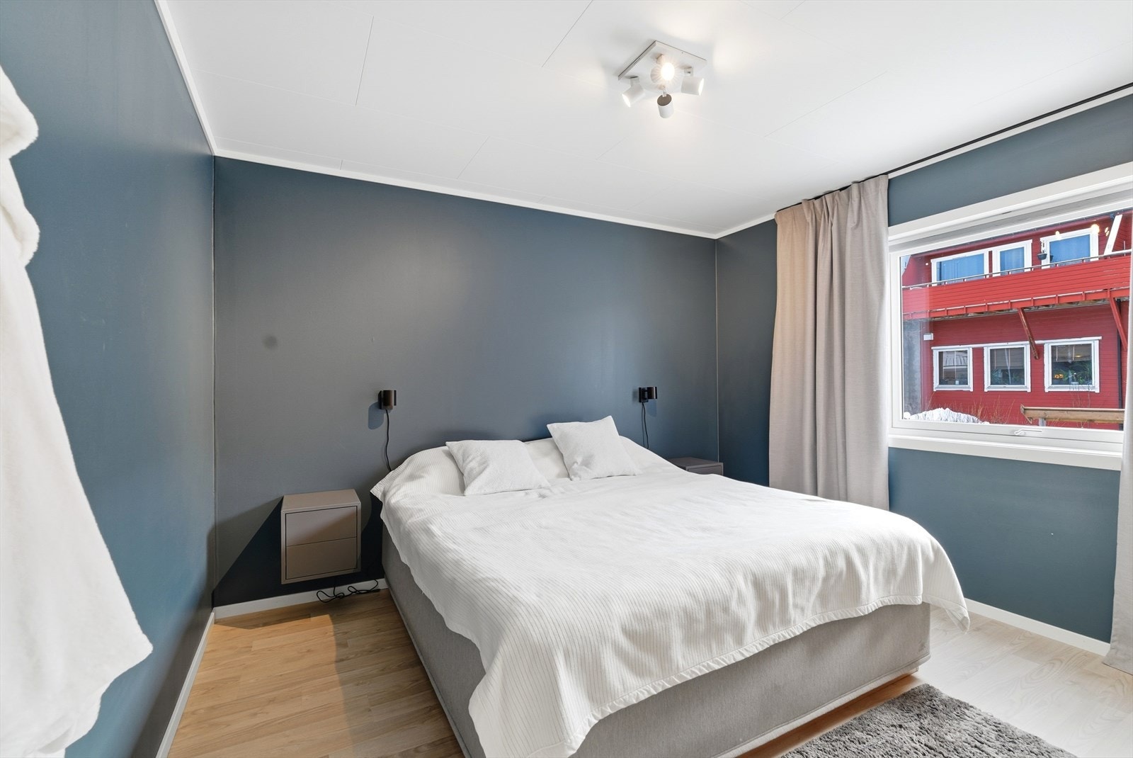 Hovedsoverommet er av god størrelse, og har fint plass til dobbeltseng med tilhørende møblement. Galleribilde