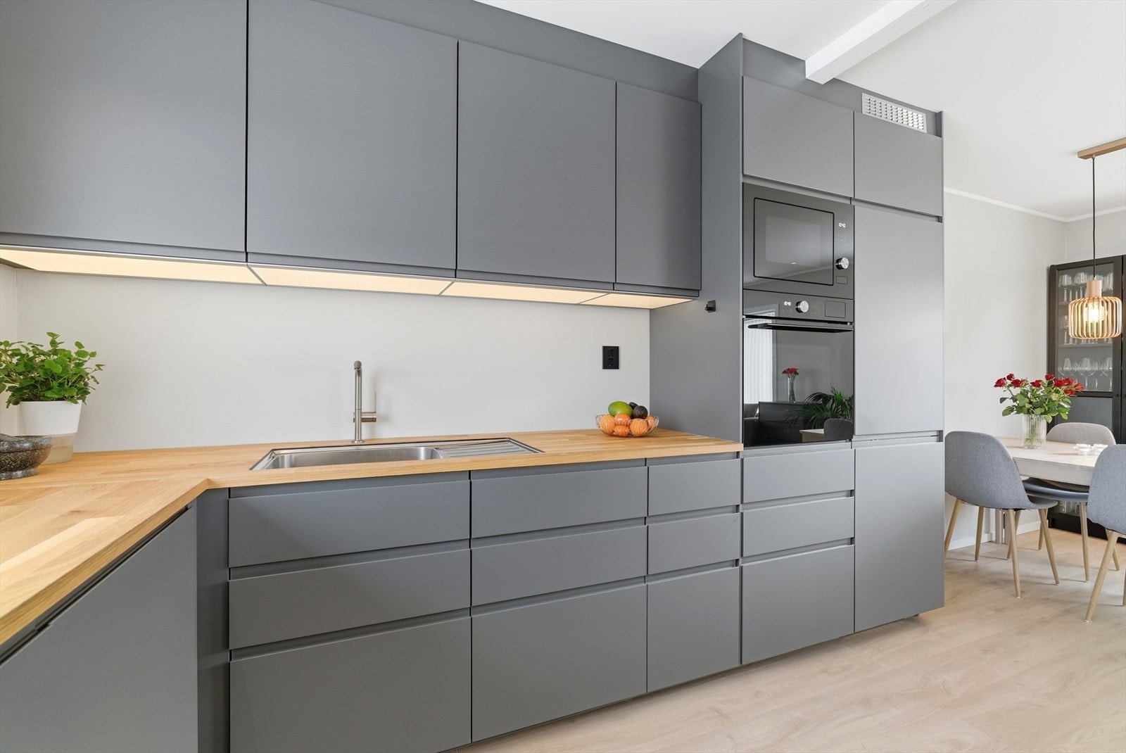 Kjøkkenet er i sin helhet fra 2024, og byr på rikelig med oppbevaringsplass og arbeidsflate. Galleribilde