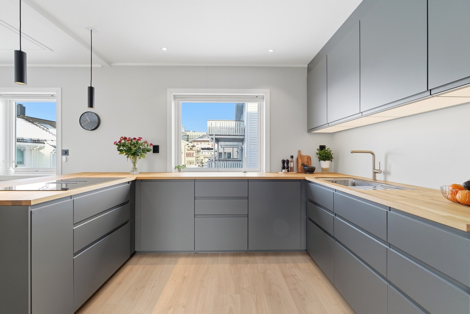 Her er det lett å holde oversikten i alle deler av stuen, samt bakgården. Galleribilde