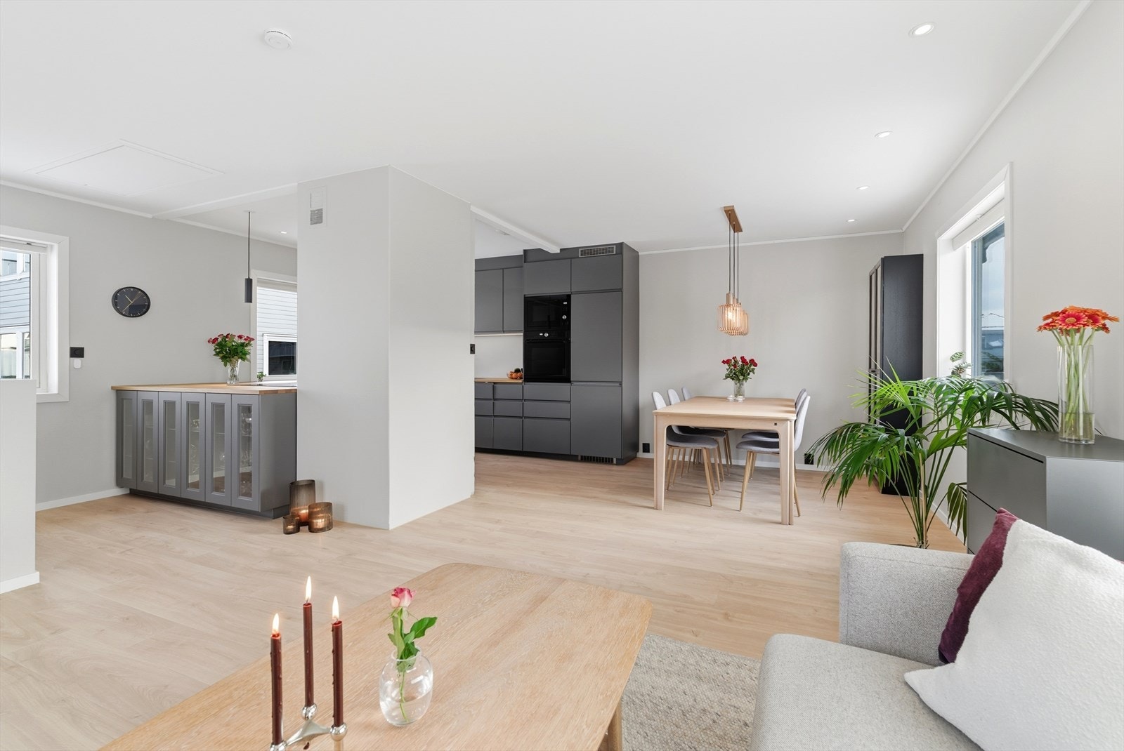 Videre er alle vinduer i etasjen skiftet i perioden 2015-2017. Enkelte vegger er også etterisolert og har ny kledning. Galleribilde