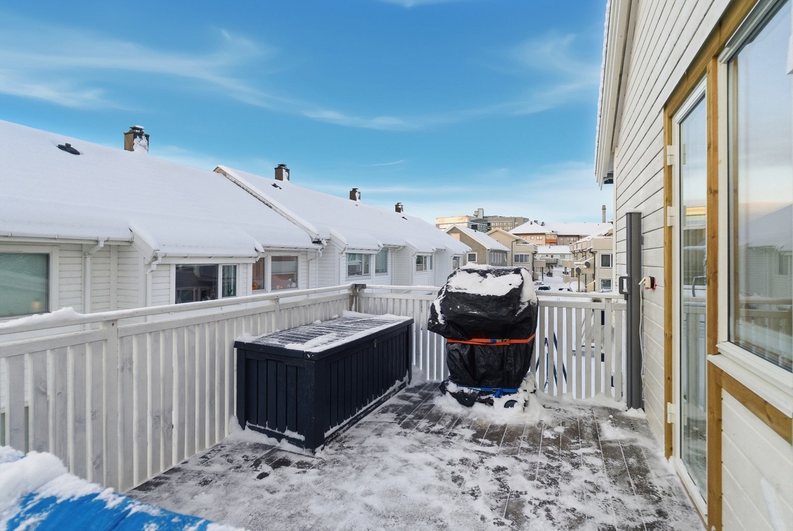 Verandaen ble bygd opp på nytt i 2019, og har ny verandadør fra 2025. Galleribilde