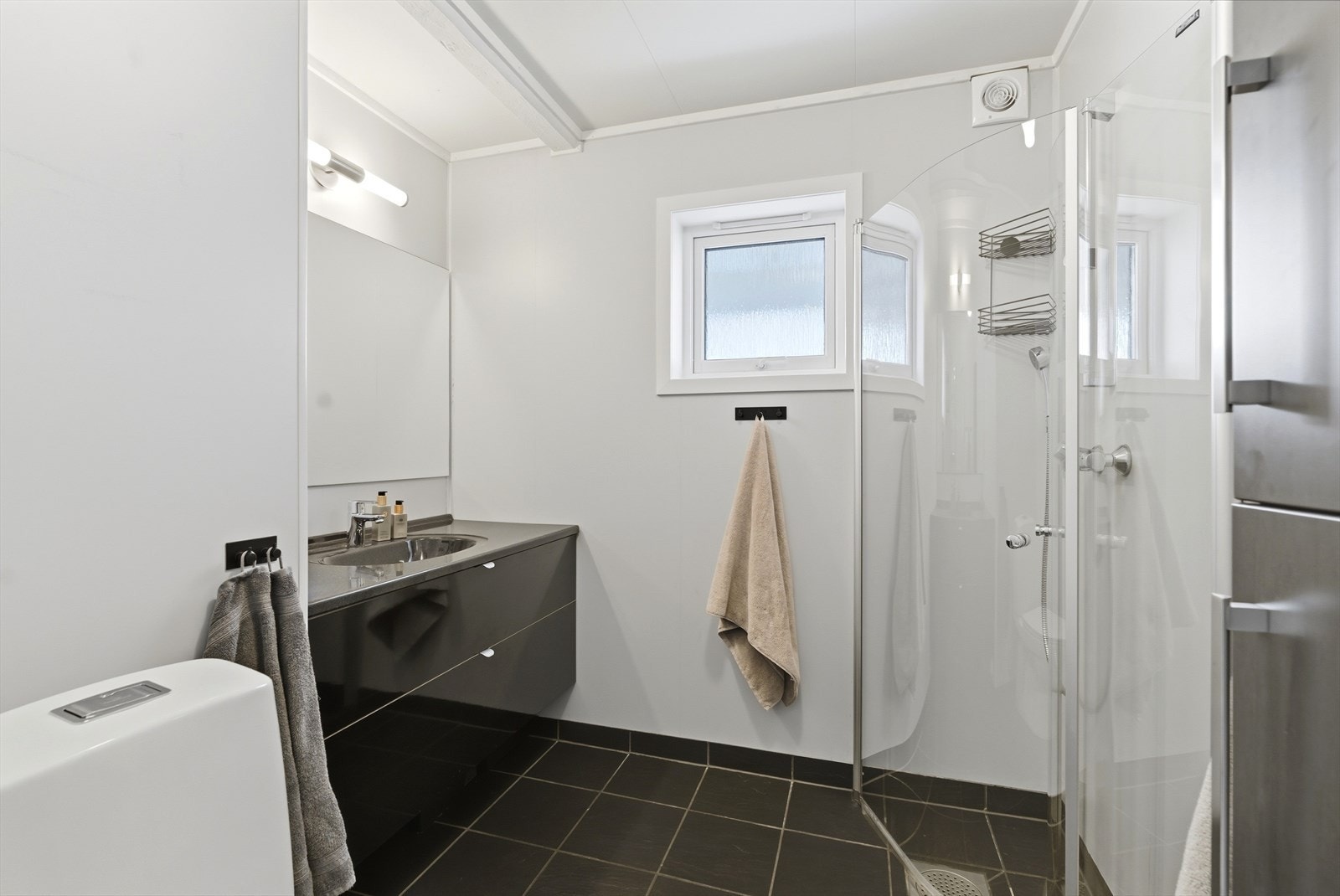 Baderommet er iflg. tidligere salgsopplysninger oppusset i 2005, og har tidløse farge- og materialvalg samt en moderne innredning. Galleribilde