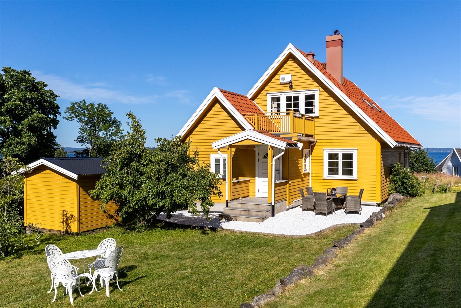 Innholdsrik enebolig med fantastisk beliggenhet, panoramautsikt mot sjøen og solrik hage i Edvard Munchs gate! Galleribilde