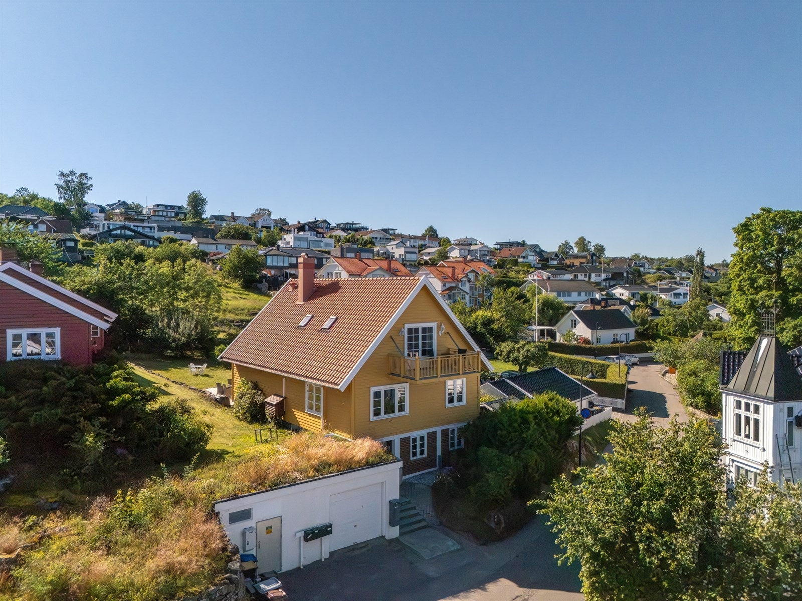 Boligen går over 3 plan med blant annet 3 soverom, 3 bad/wc og garasje. Galleribilde