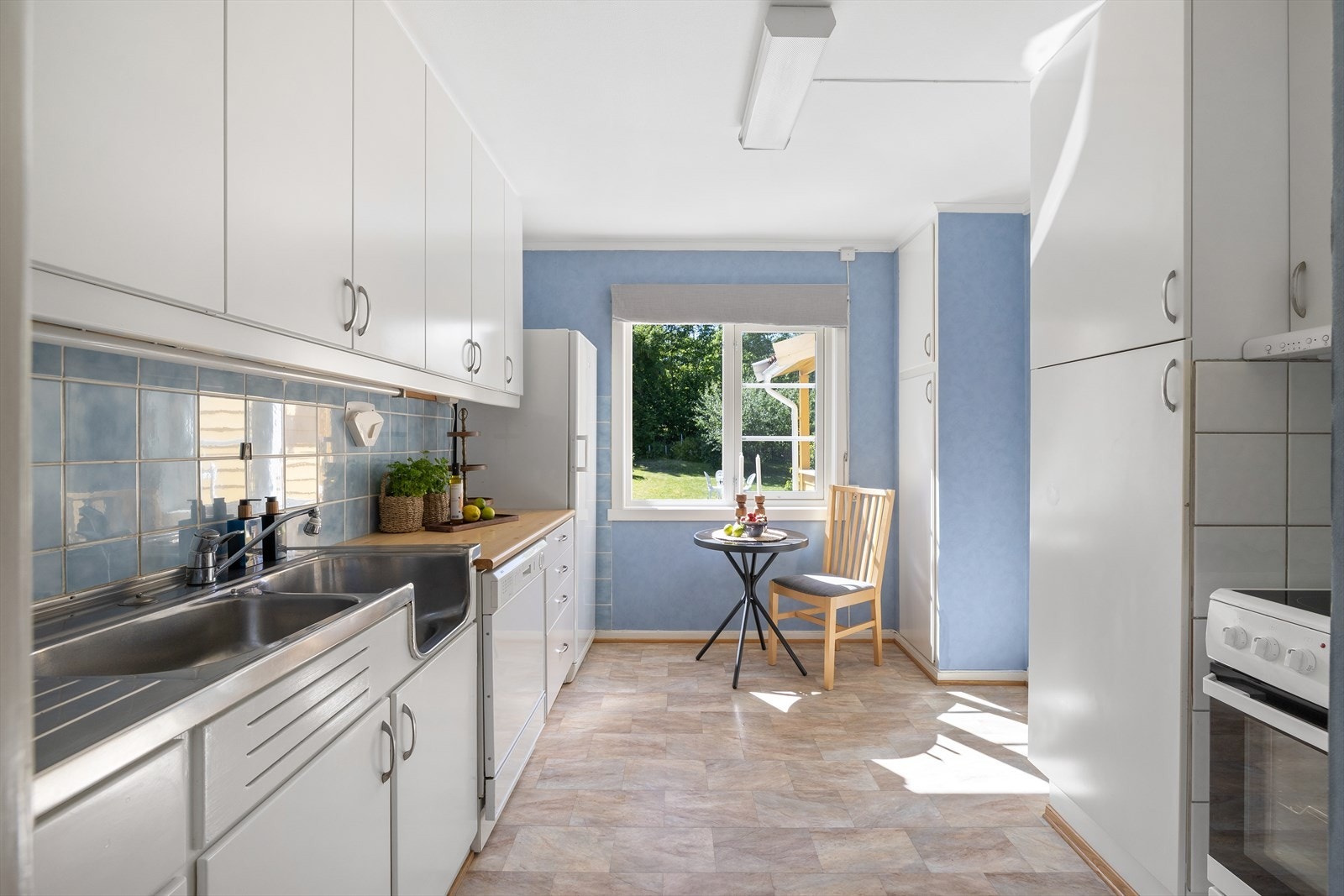 Kjøkkenet er et separat rom med god skapplass. Galleribilde