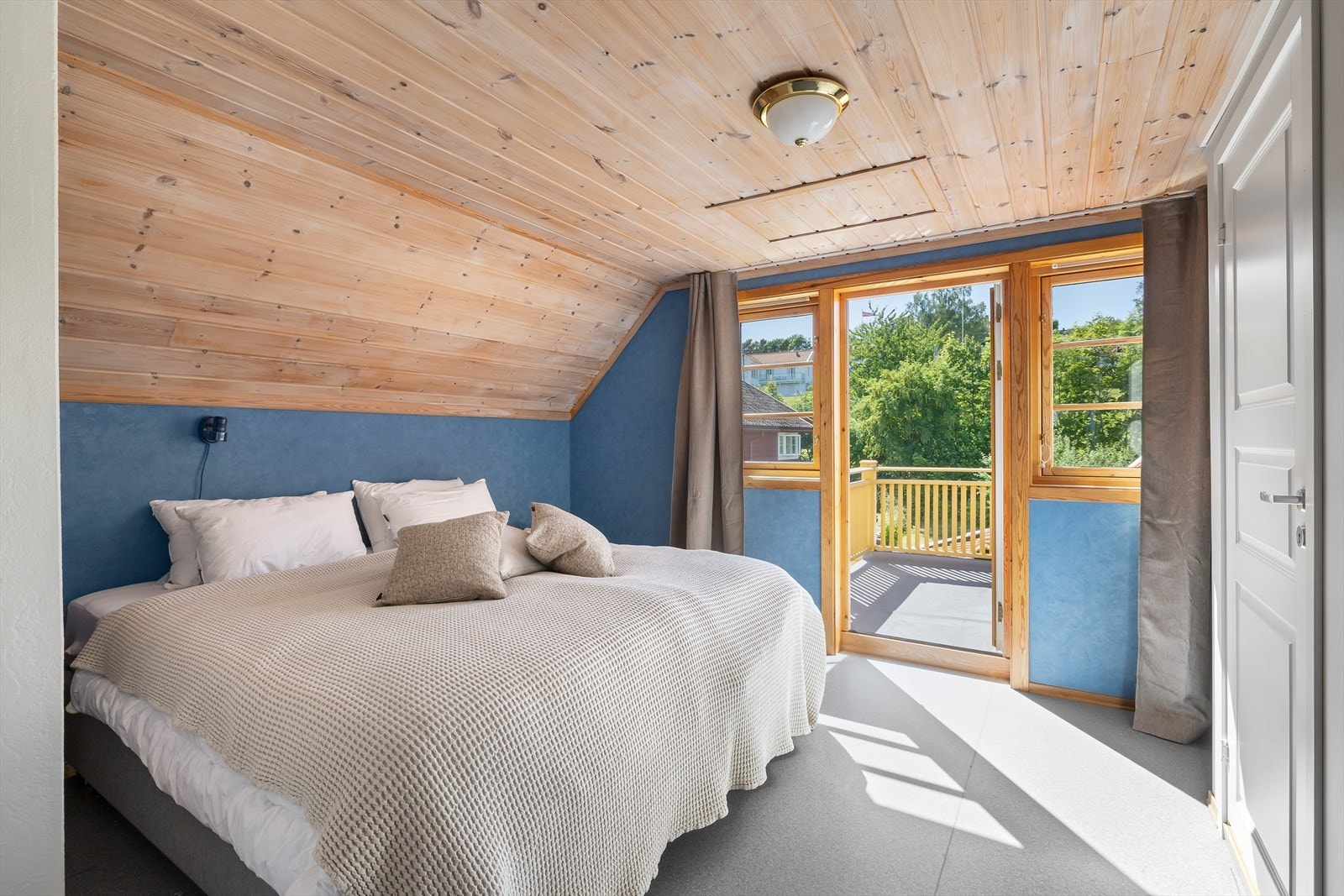 I denne etasjen ligger også boligens hovedsoverom med utgang til sin helt egen balkong. Galleribilde