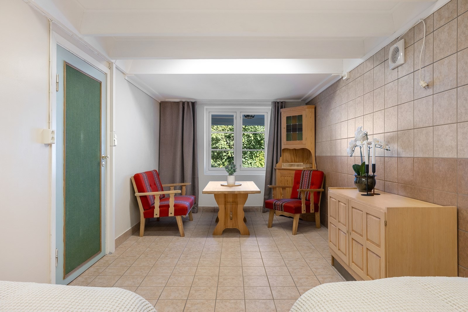 Etasjen inneholder et stort soverom, et praktisk bad, samt flere boder og disponible rom som egner seg ypperlig til oppbevaring eller hobbyvirksomhet. Galleribilde