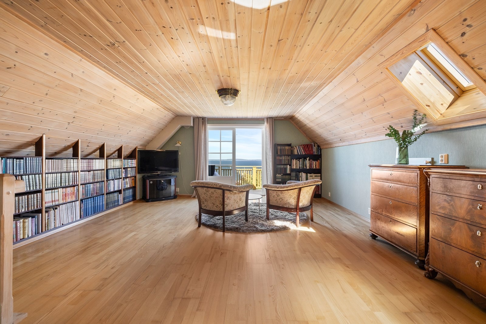 I husets øverste etasje har du en stor og luftig loftstue med mange bruksmuligheter, enten du drømmer om en romslig TV-stue, et lekerom for barna, eller et stort kontor. Galleribilde