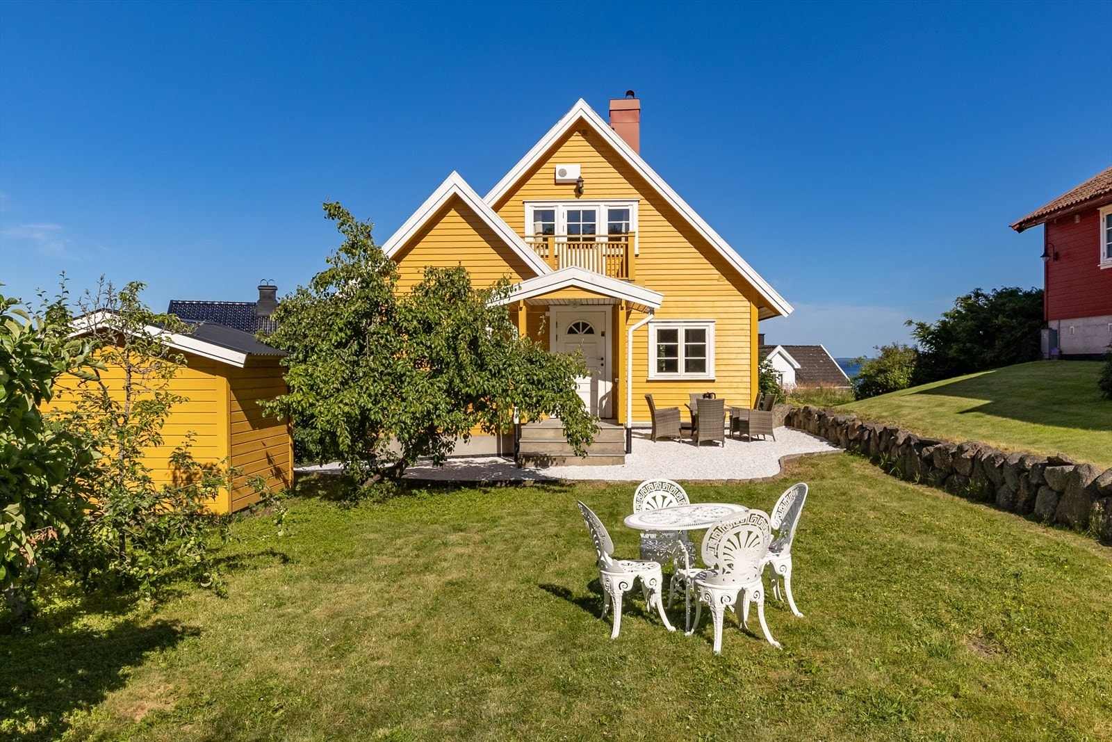 Eiendommen byr på en herlig, vestvendt hage som har svært gode solforhold. Galleribilde