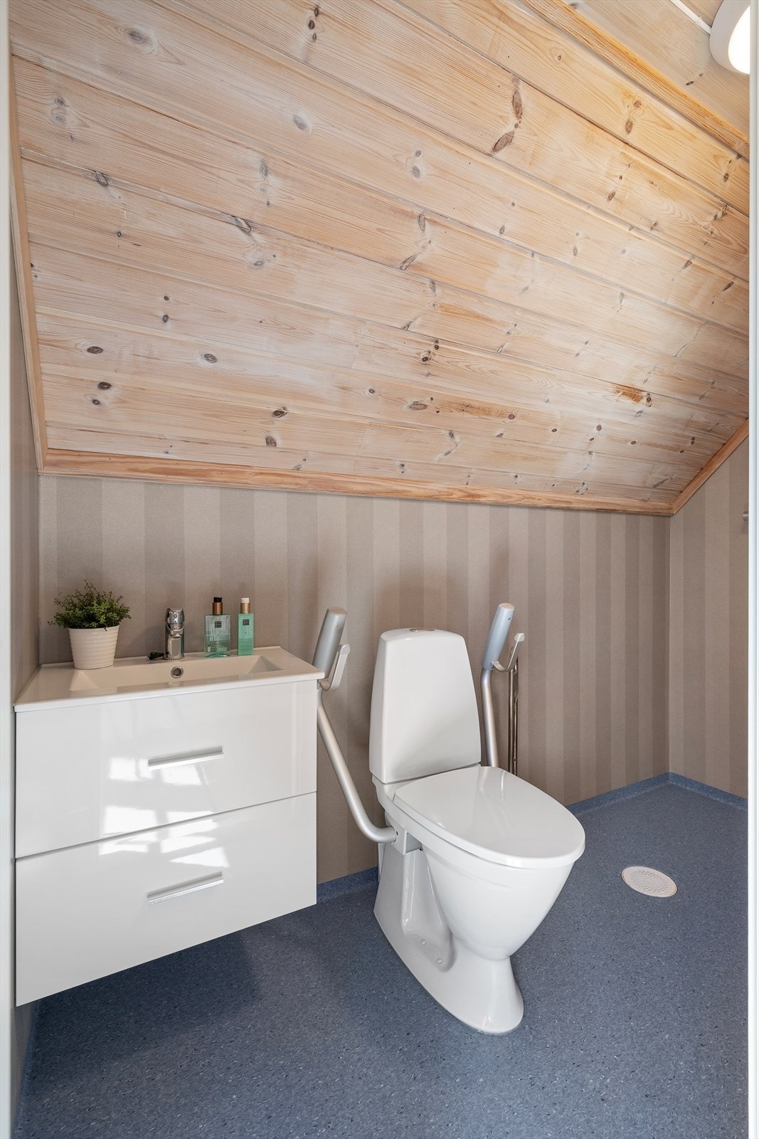 Hovedsoverommet har også sitt eget praktiske toalettrom. Galleribilde