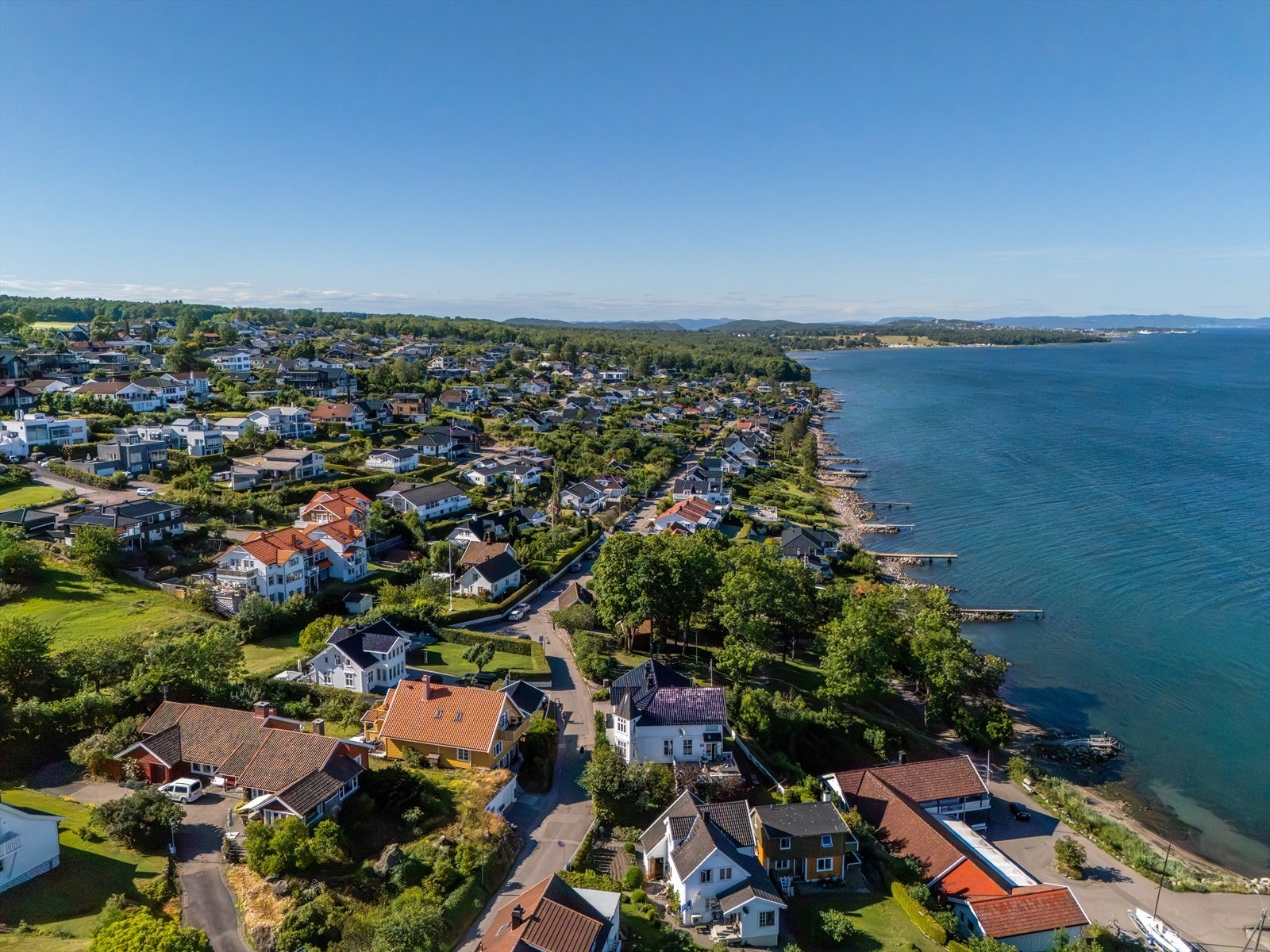 Denne sjarmerende eneboligen ligger idyllisk til langs selveste Edvard Munchs gate, i hjertet av det ettertraktede Åsgårdstrand. Galleribilde
