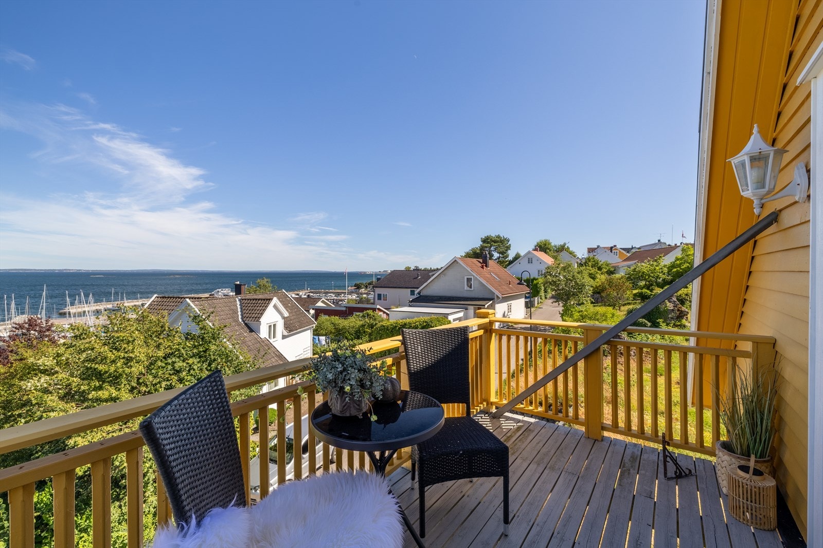 Fra loftstuen åpner dørene seg ut til en balkong med en fantastisk panoramautsikt over Oslofjorden og båthavnen. Galleribilde