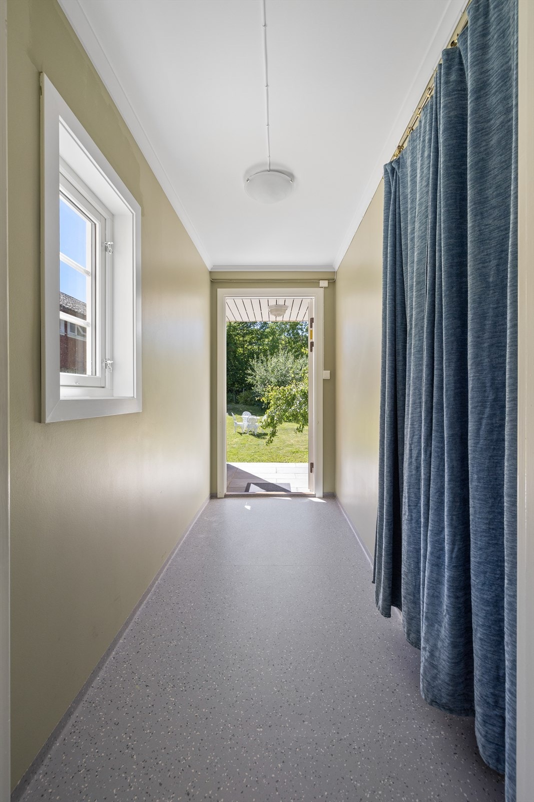 Fra den solrike hagen kommer du inn i hovedetasjen via en praktisk entré. Galleribilde