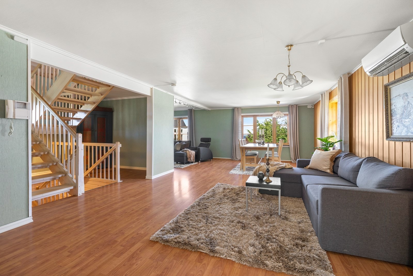 Store vinduer gir godt med lys og en vedovn og varmepumpe sørger for god varme og hygge. Galleribilde