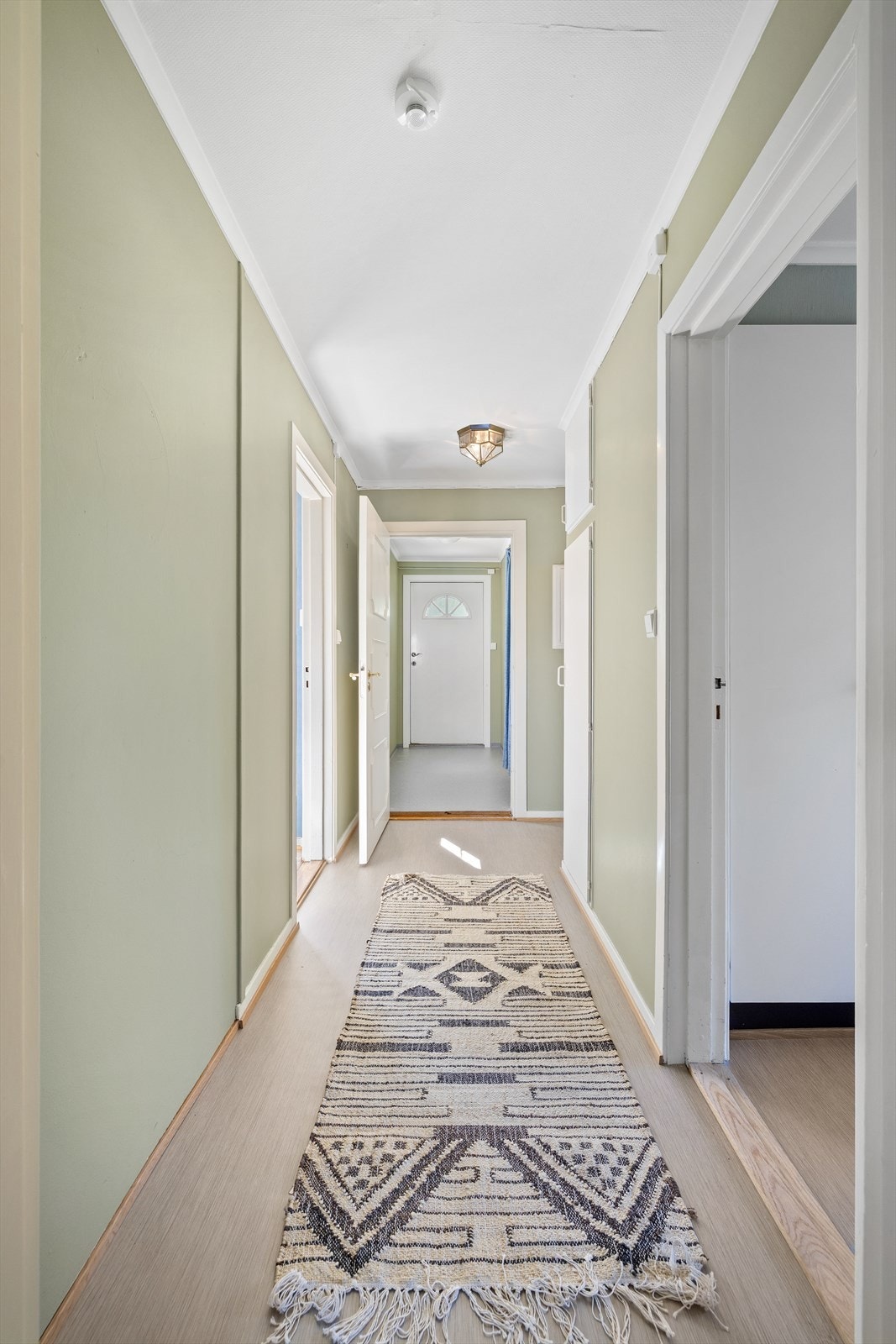 En sentral gang leder inn til de store og sosiale oppholdsrommene. Galleribilde