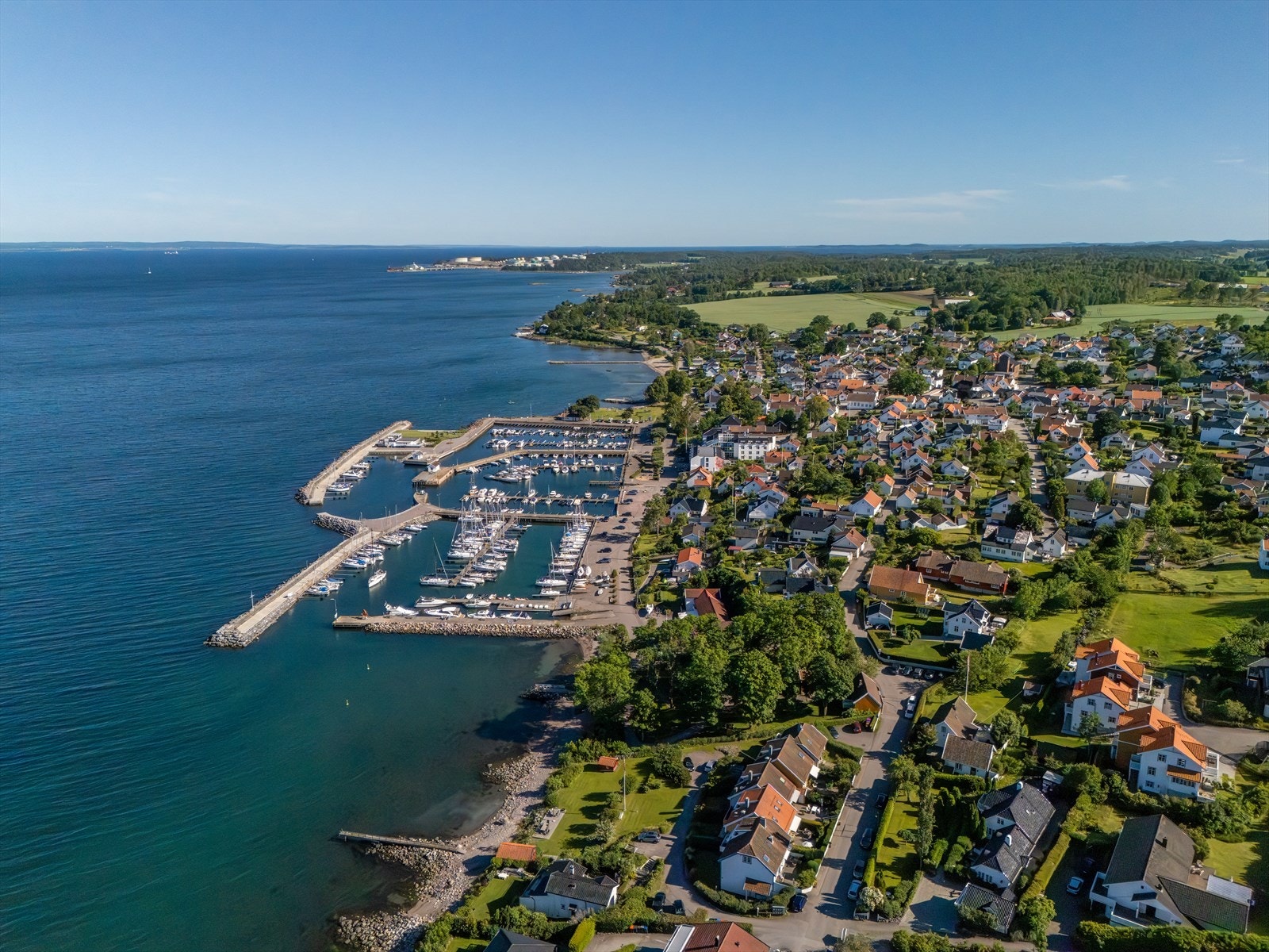 En unik beliggenhet som kombinerer roen i et etablert boligområde med umiddelbar nærhet til byens rike kulturliv og naturskjønne omgivelser. Galleribilde