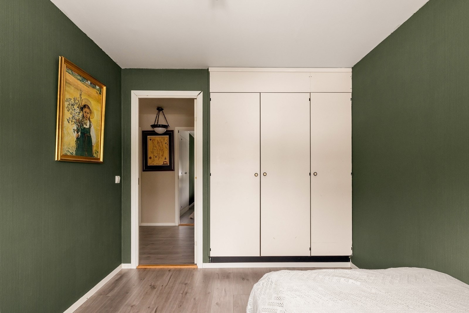 Plassbygde skap på soverom nr. 2 Galleribilde