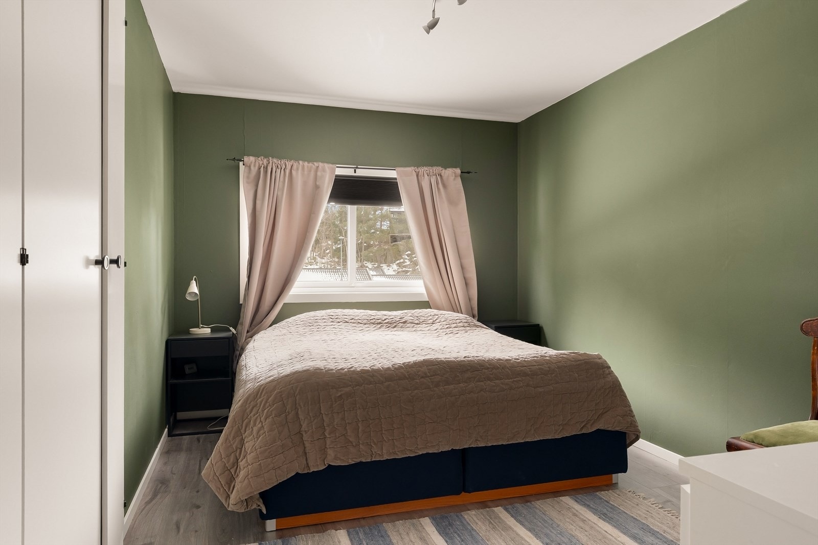 Hovedsoverom med plassbygde skap Galleribilde