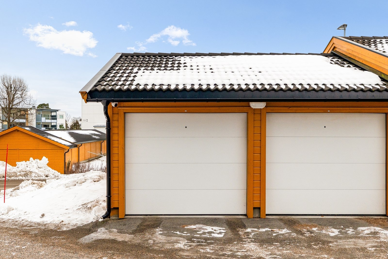 Det følger med 15 m2 nyere garasje i rekke(ende) Galleribilde