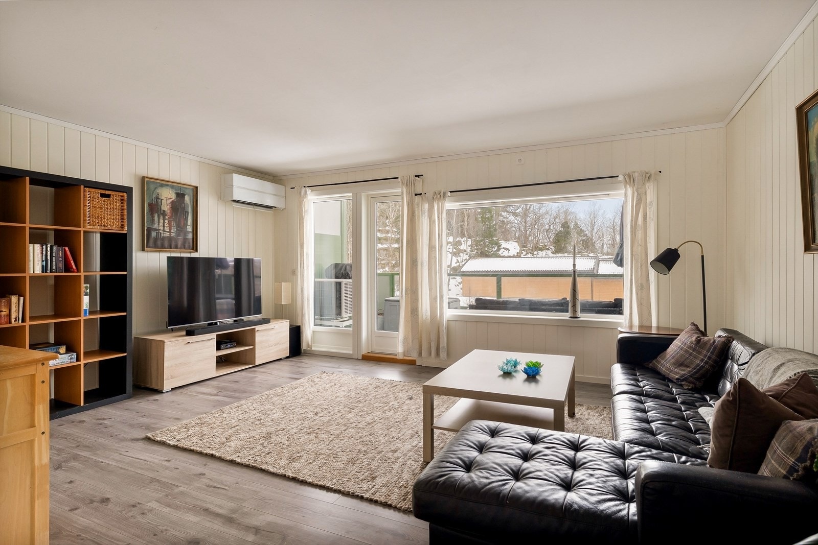 Romslig stue. Luft til luft varmepumpe fra 2019 Galleribilde