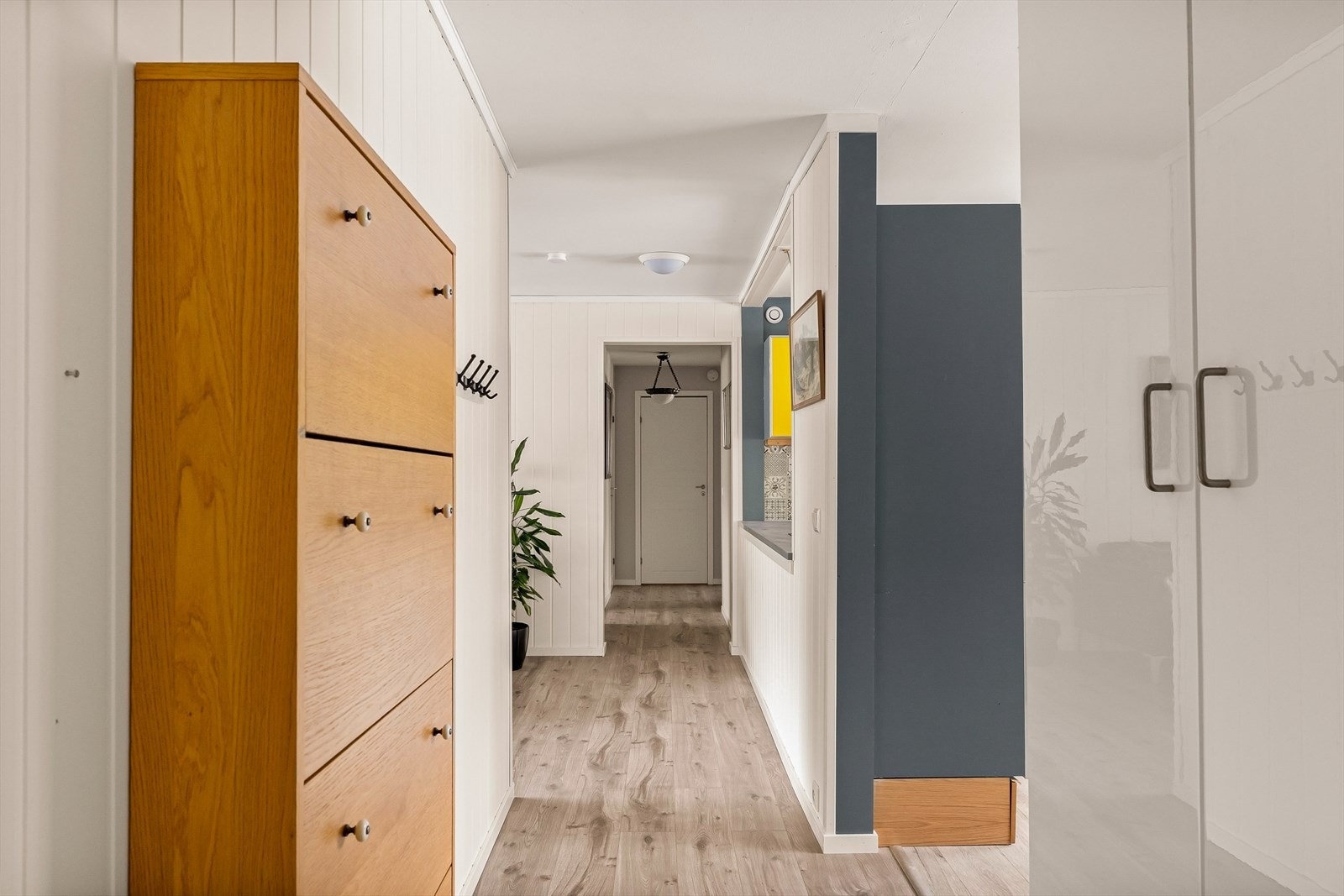 Garderobeskap og skoskap medfølger. Mdf plater på veggen i gangen fra 2025 Galleribilde