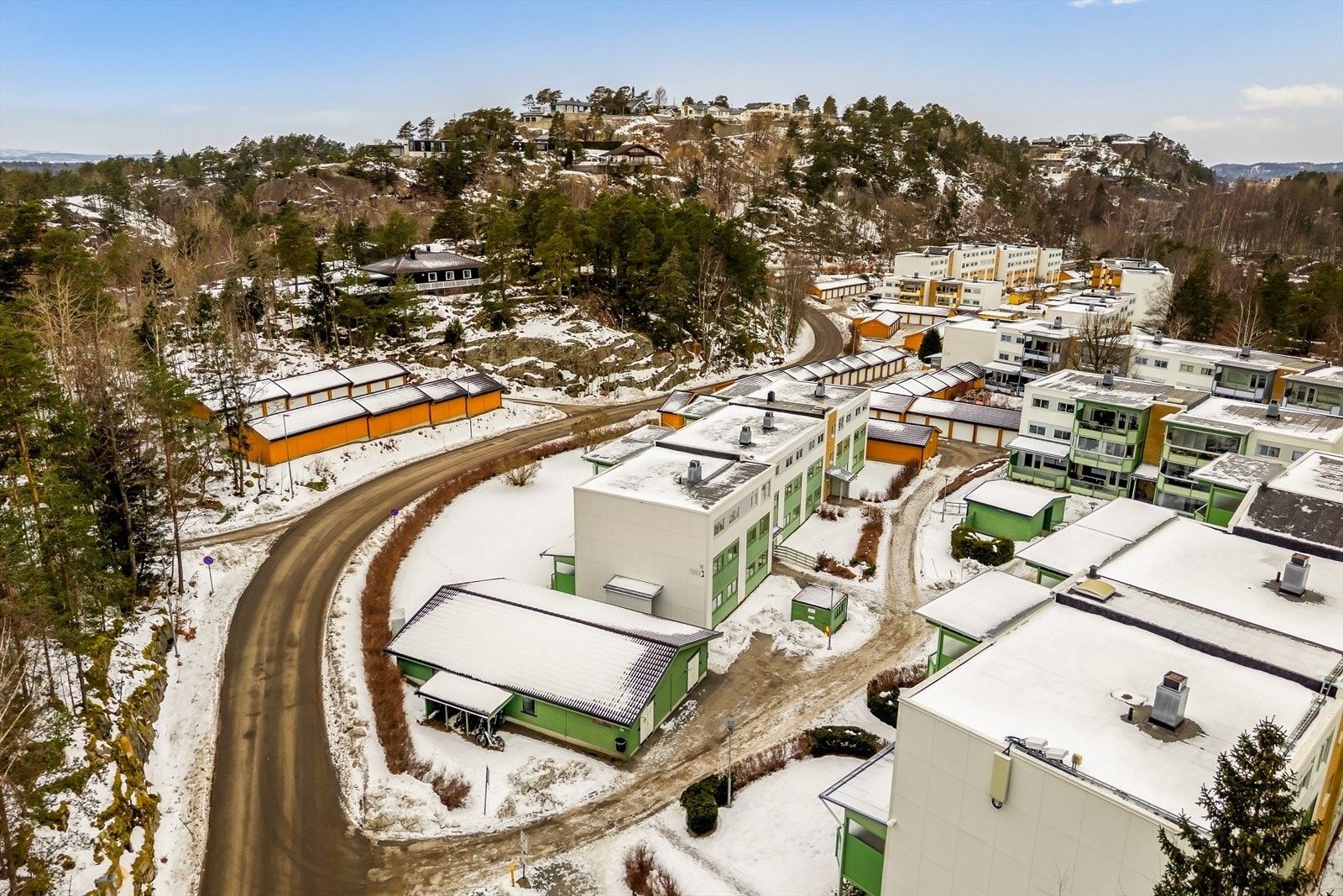 Kort gangavstand til buss-stoppested med hyppige avganger. Galleribilde