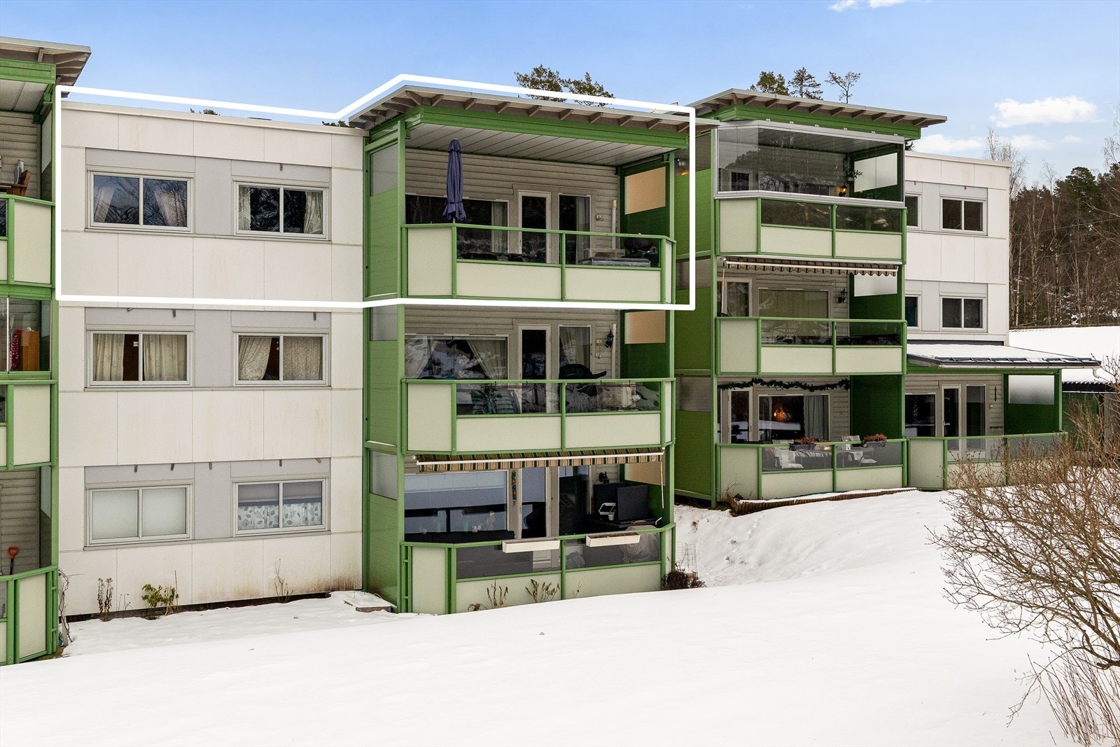 Fasade mot vest. Fin privat beliggenhet! Galleribilde