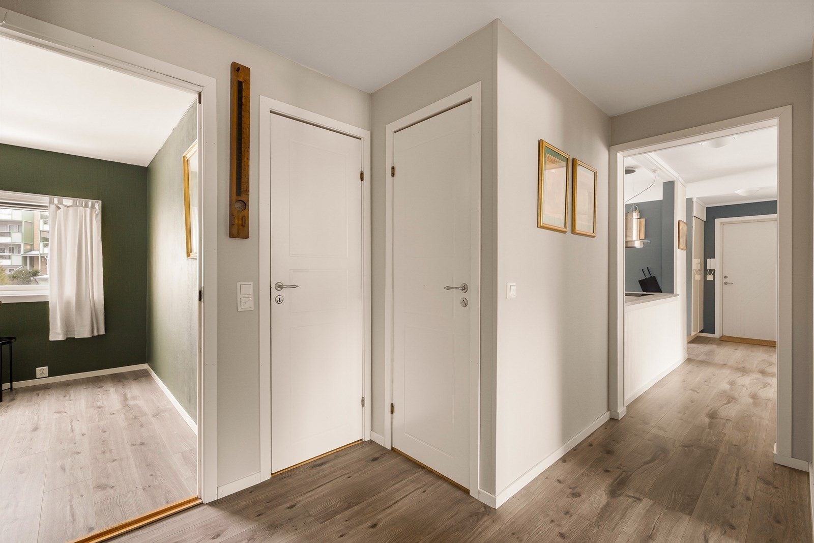 Gang som leder til 3 soverom, bad, toalett og bod Galleribilde