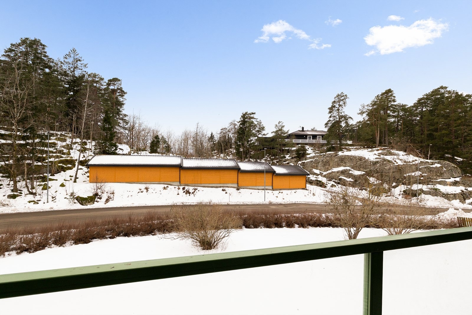 Utsikt fra balkongen. Vestvendt og usjenert. Galleribilde