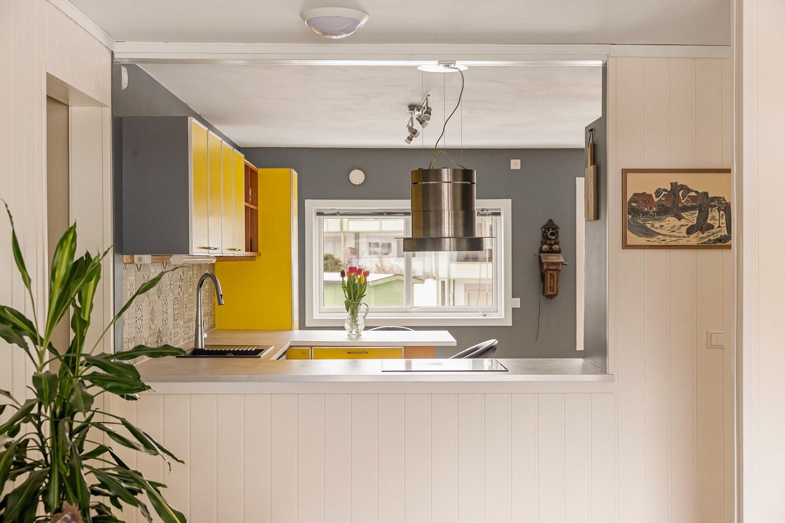 Delvis åpen løsning inn til kjøkkenet Galleribilde