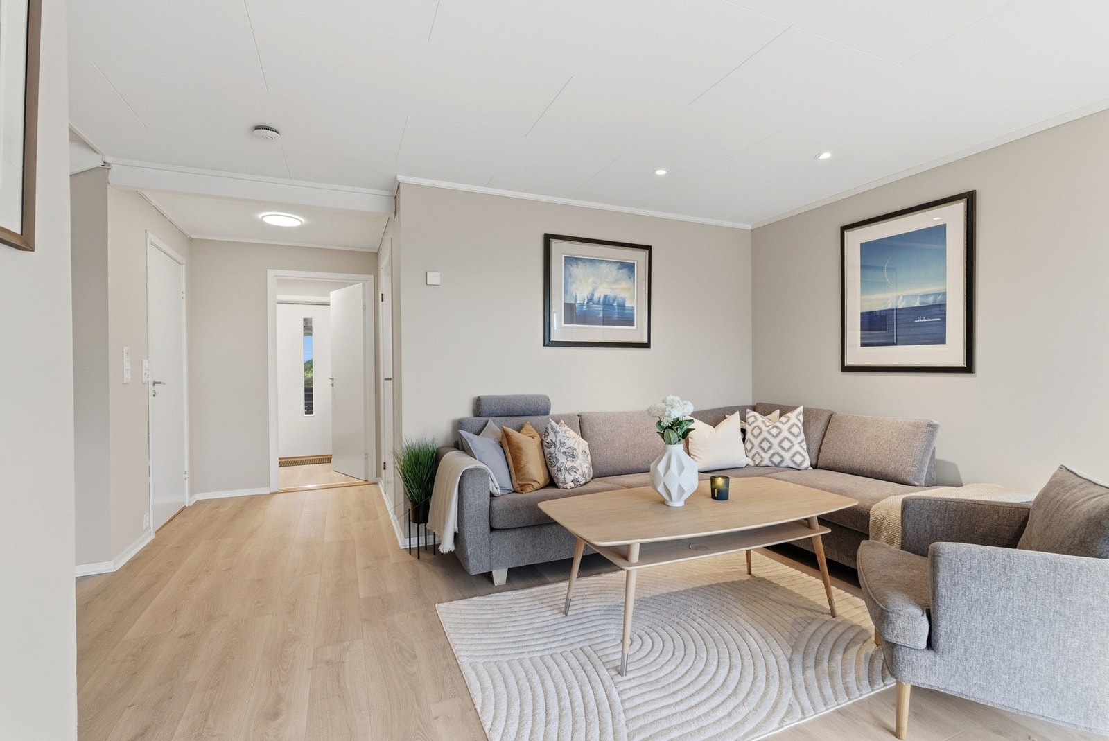 Nytt gulv ble lagt i 2020 på stue og kjøkken. Galleribilde