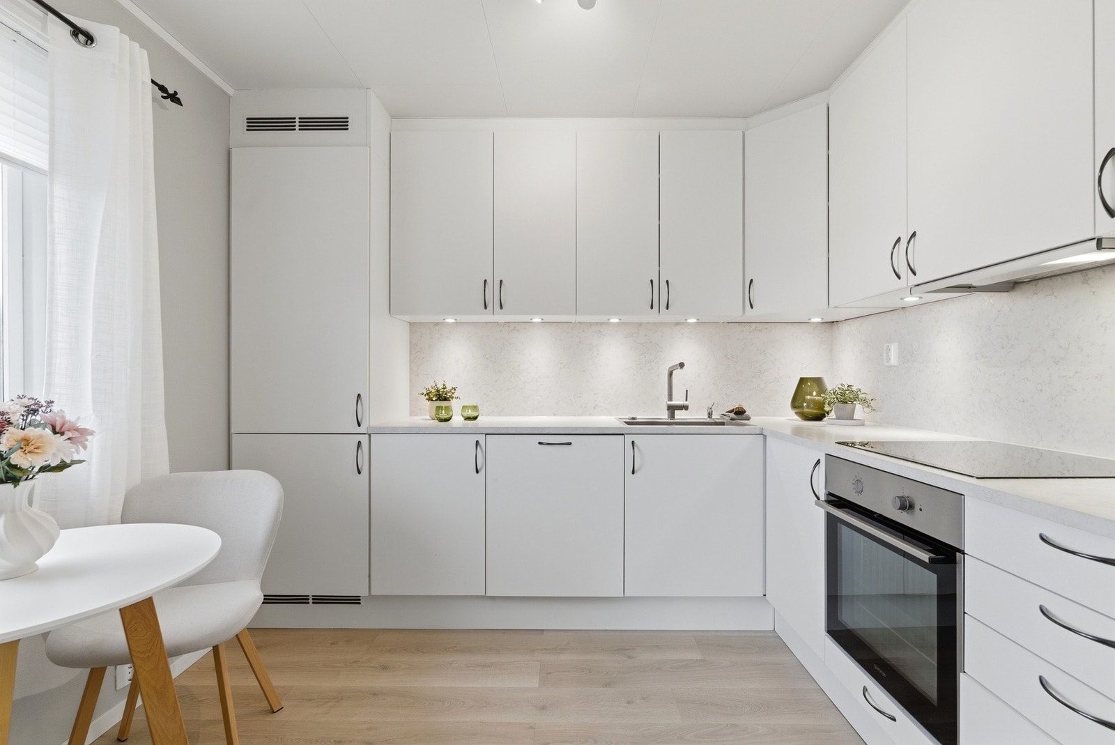 Flott kjøkken som er oppgradert i 2020 av nåværende eier. Galleribilde