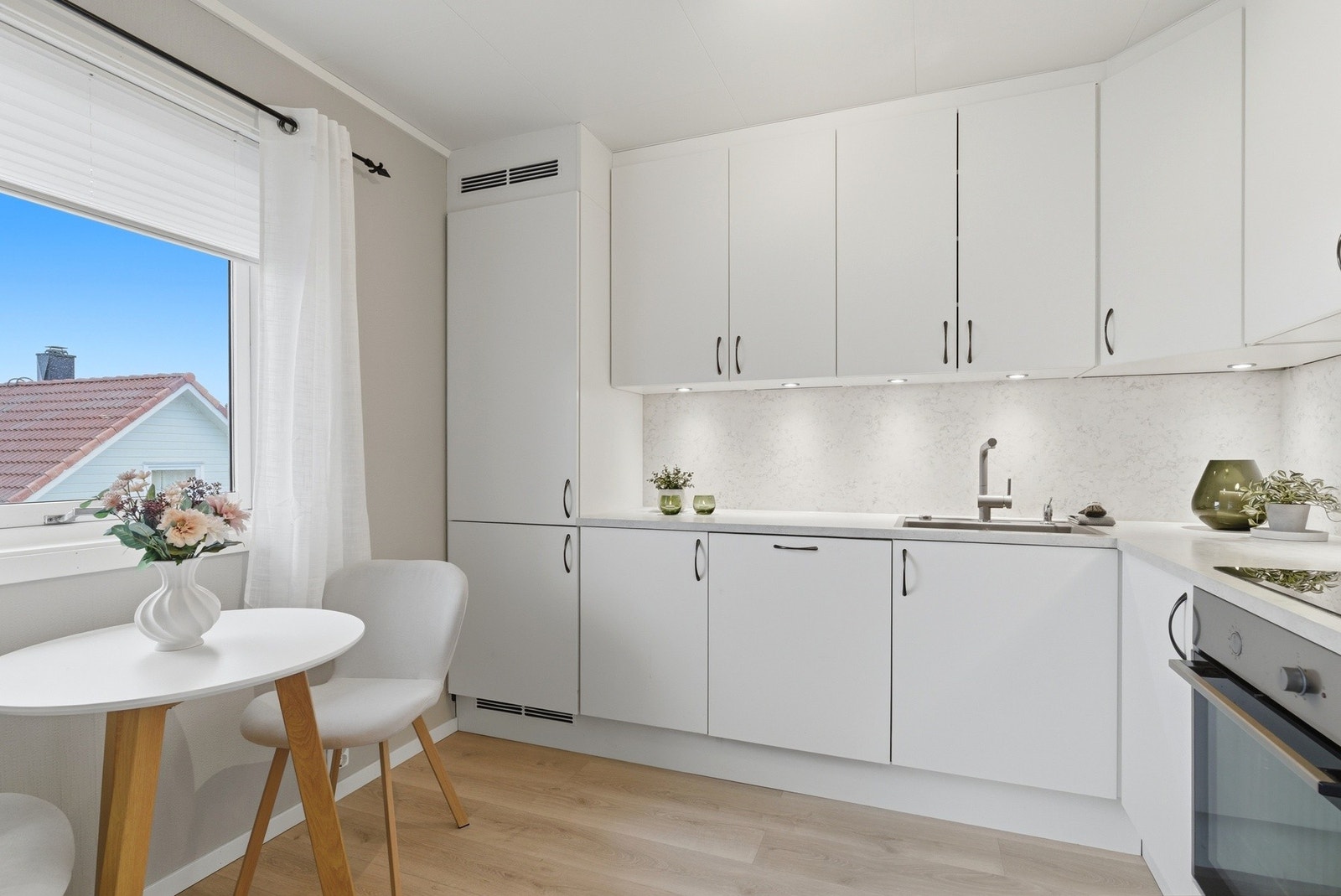 Av integrerte hvitevarer på kjøkkenet finner du komfyr, platetopp, oppvaskmaskin, og kjøleskap. Galleribilde